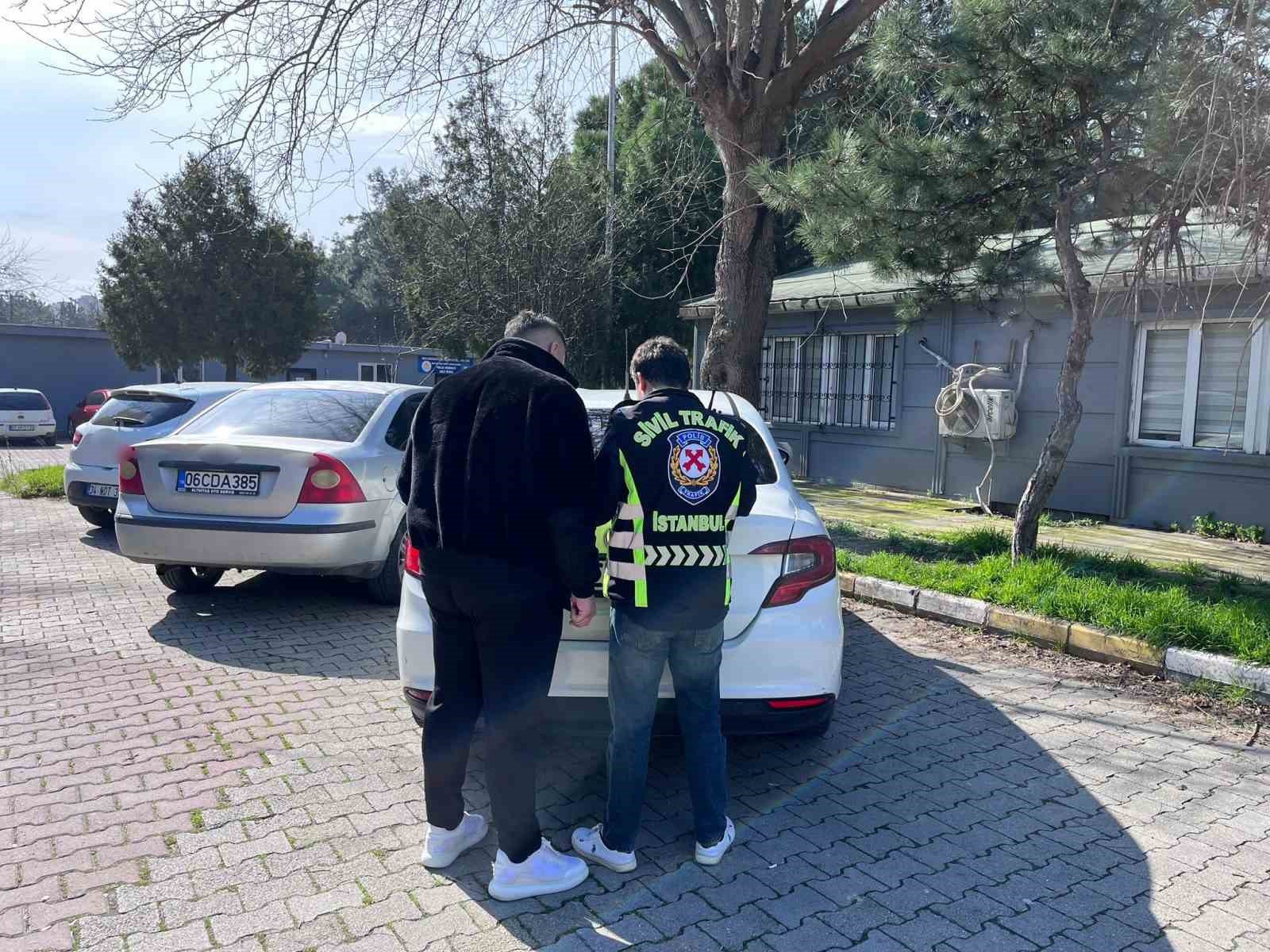 esenyurtta yol verme tartismasinda aractan inen surucu ve yolcuya para cezasi 0 wKpgqPvn