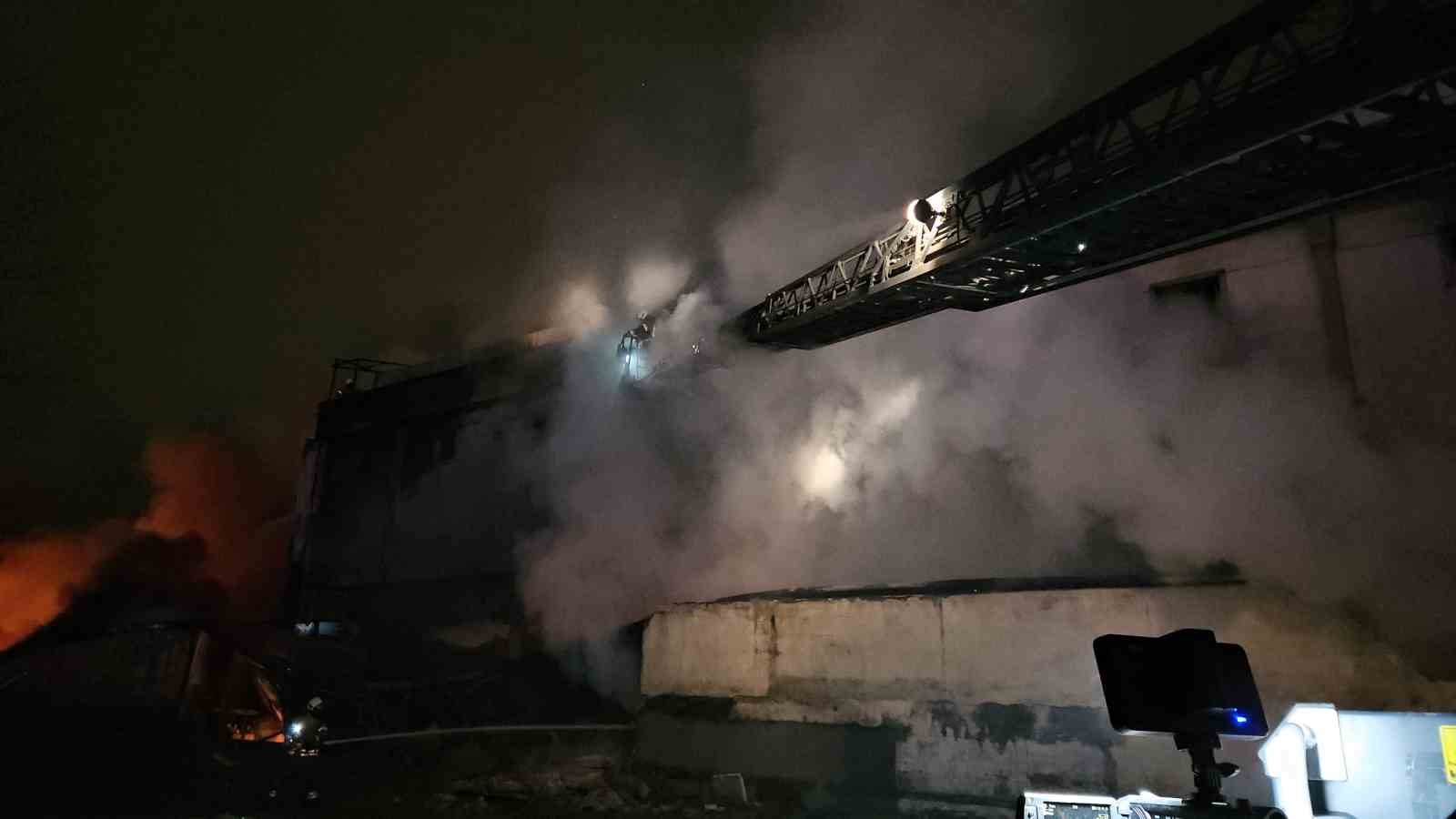 esenyurttaki fabrika yangini 4 saattir devam ediyor patlamalar pes pese geldi 1 Fda4L1tY
