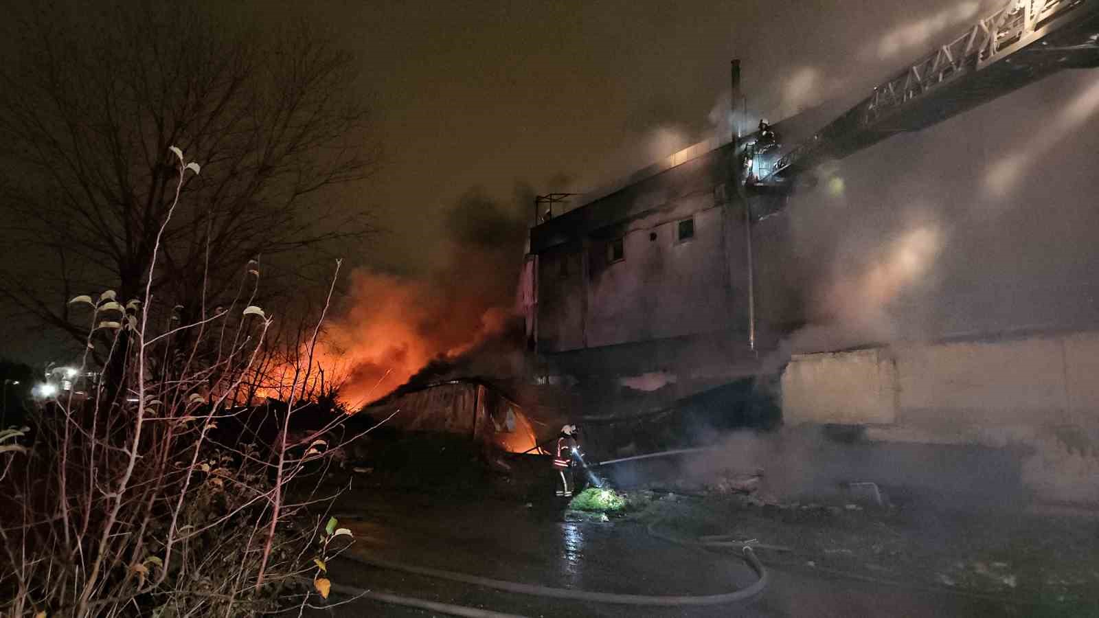 esenyurttaki fabrika yangini 4 saattir devam ediyor patlamalar pes pese geldi 2 bCZejGS3