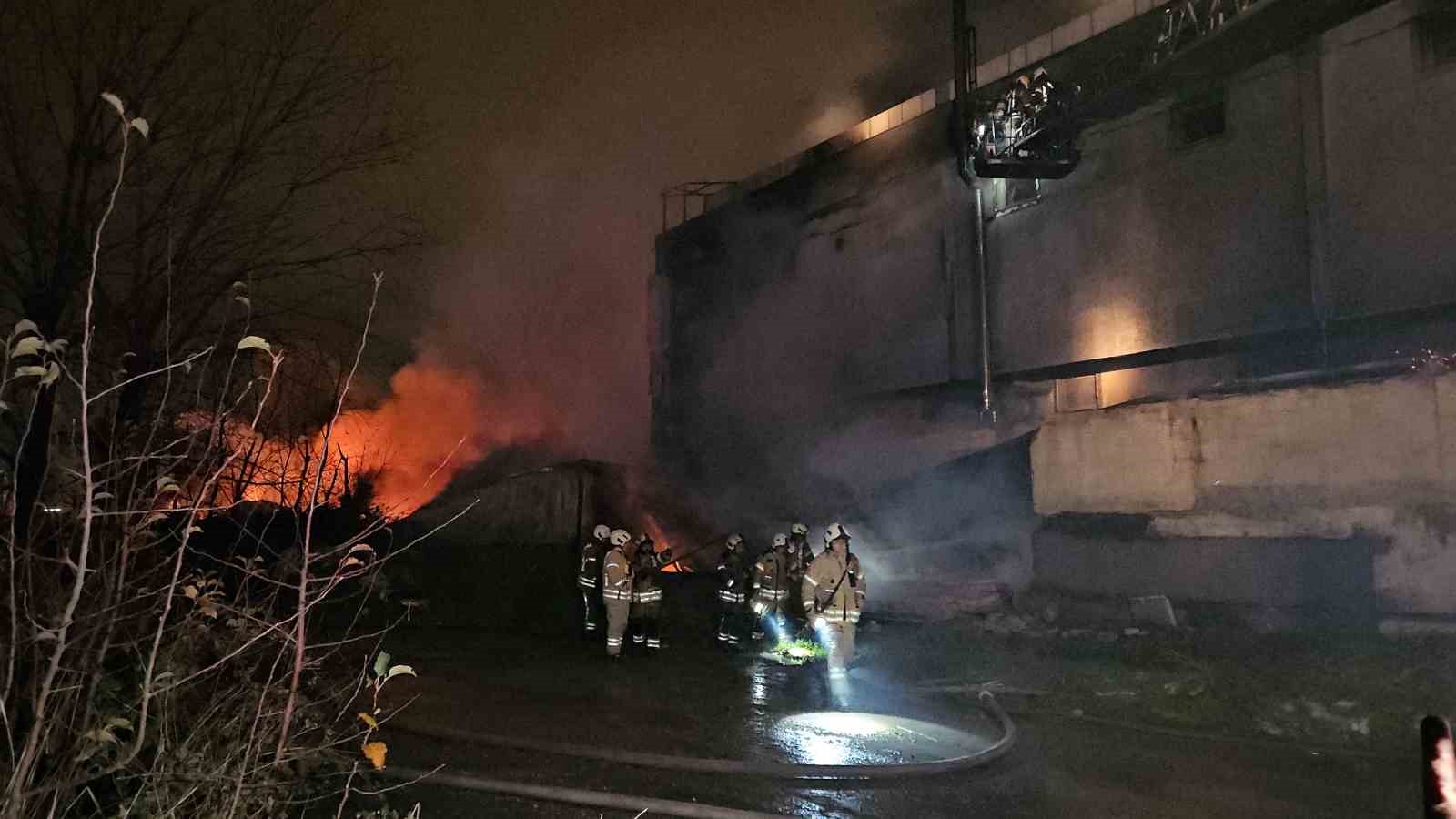 esenyurttaki fabrika yangini 4 saattir devam ediyor patlamalar pes pese geldi 3 SGVDbYtr
