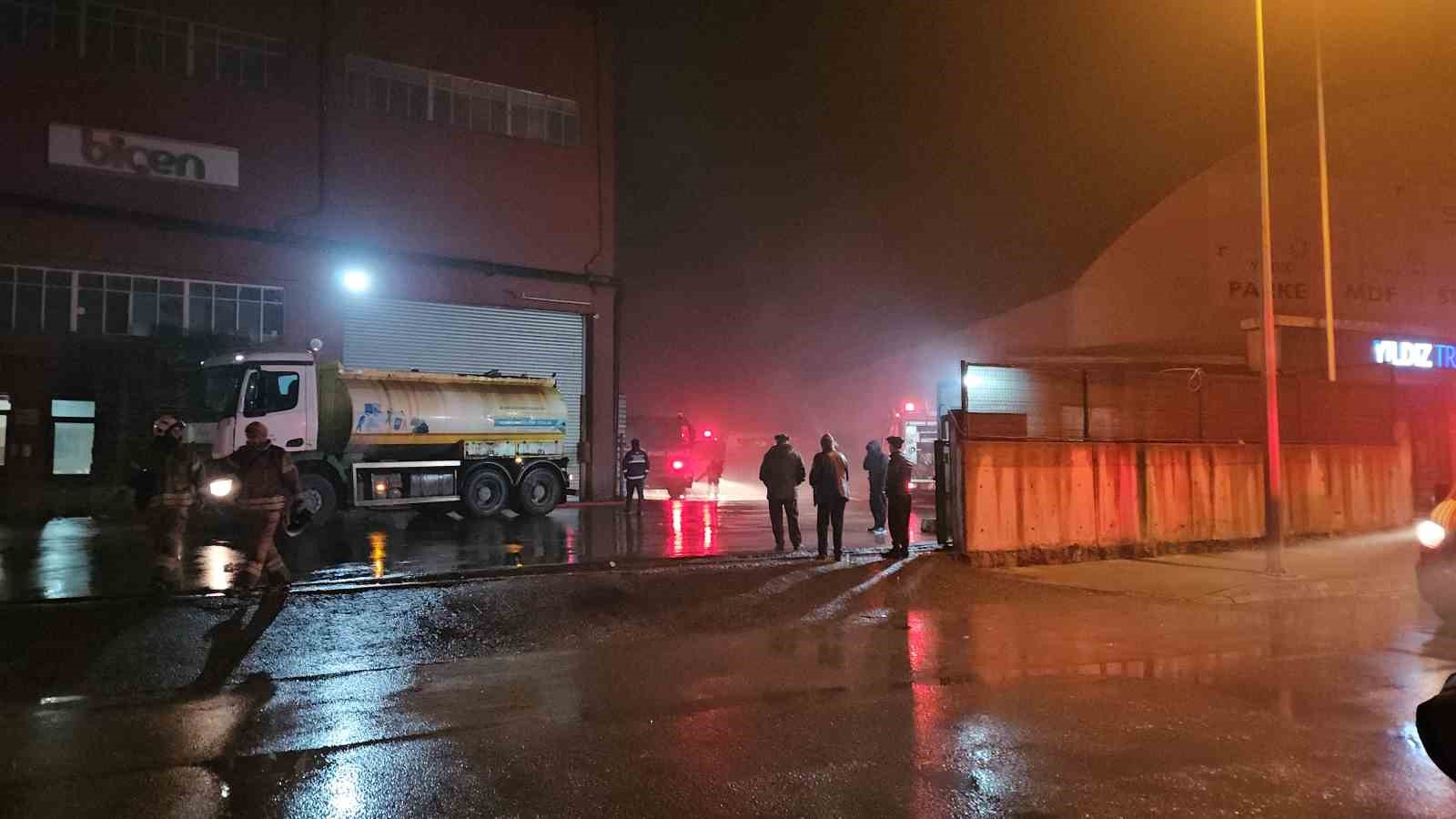 esenyurttaki fabrika yangini 4 saattir devam ediyor patlamalar pes pese geldi 4