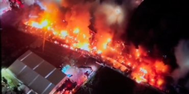 esenyurttaki-fabrika-yangini-4-saattir-devam-ediyor-patlamalar-pes-pese-geldi-JiBal2at.jpg