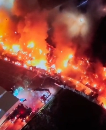 esenyurttaki-fabrika-yangini-4-saattir-devam-ediyor-patlamalar-pes-pese-geldi-JiBal2at.jpg