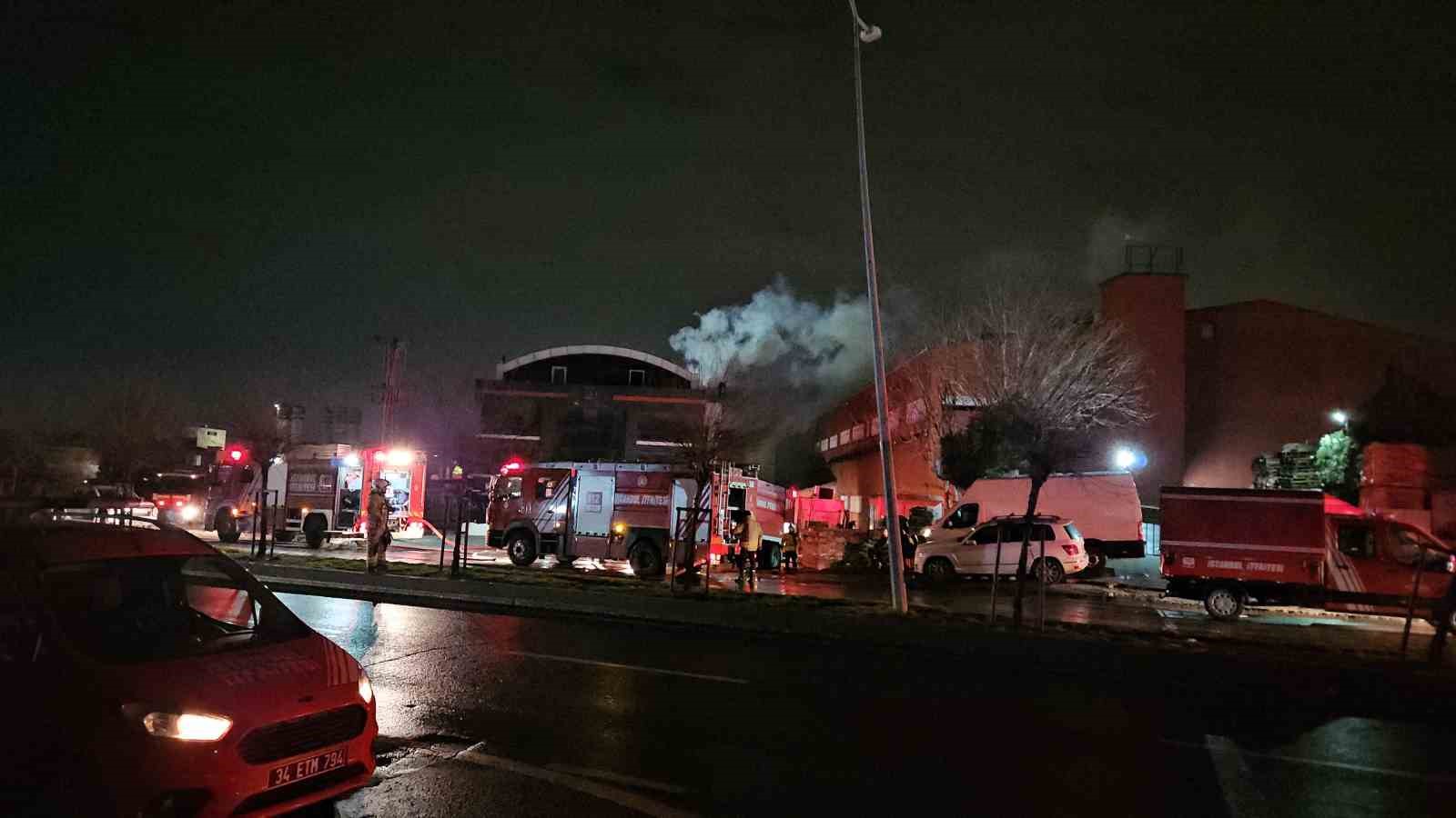 esenyurttaki fabrika yangini 6 saattir devam ediyor 0