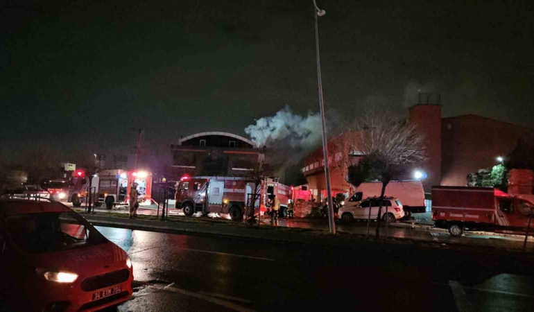 esenyurttaki-fabrika-yangini-6-saattir-devam-ediyor-5YeYfsxE.jpg