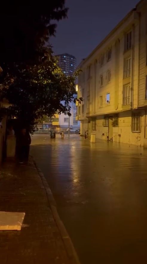 esenyurtu saganak vurdu yollar gole dondu evleri su basti 0 aItiCNv2