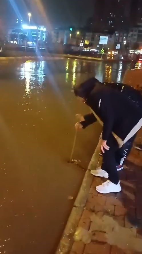 esenyurtu saganak vurdu yollar gole dondu evleri su basti 2