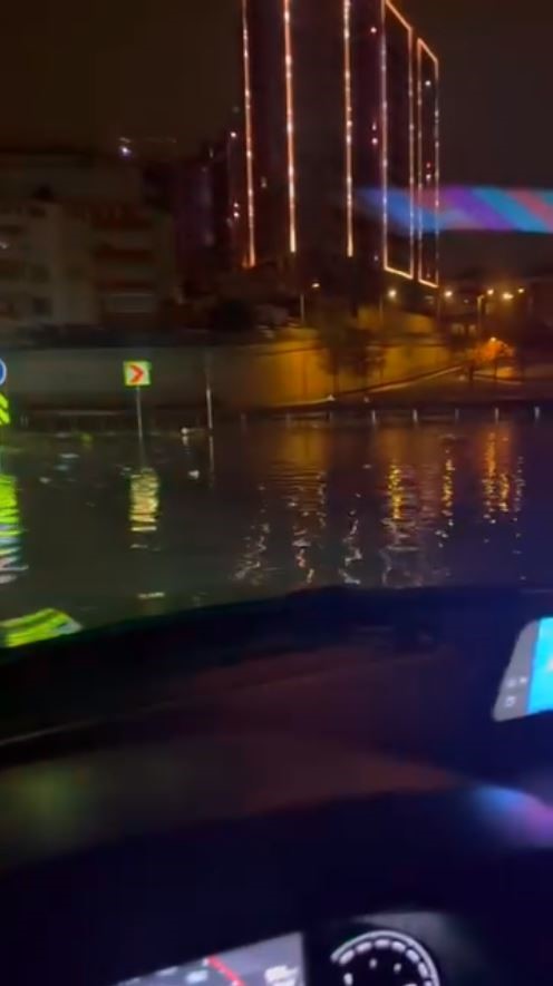 esenyurtu saganak vurdu yollar gole dondu evleri su basti 4 bH6mbSQd