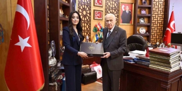 eserlerle-devlet-bahceli-kitabi-kamuoyuna-sunuldu-rKrjKAdV.jpg