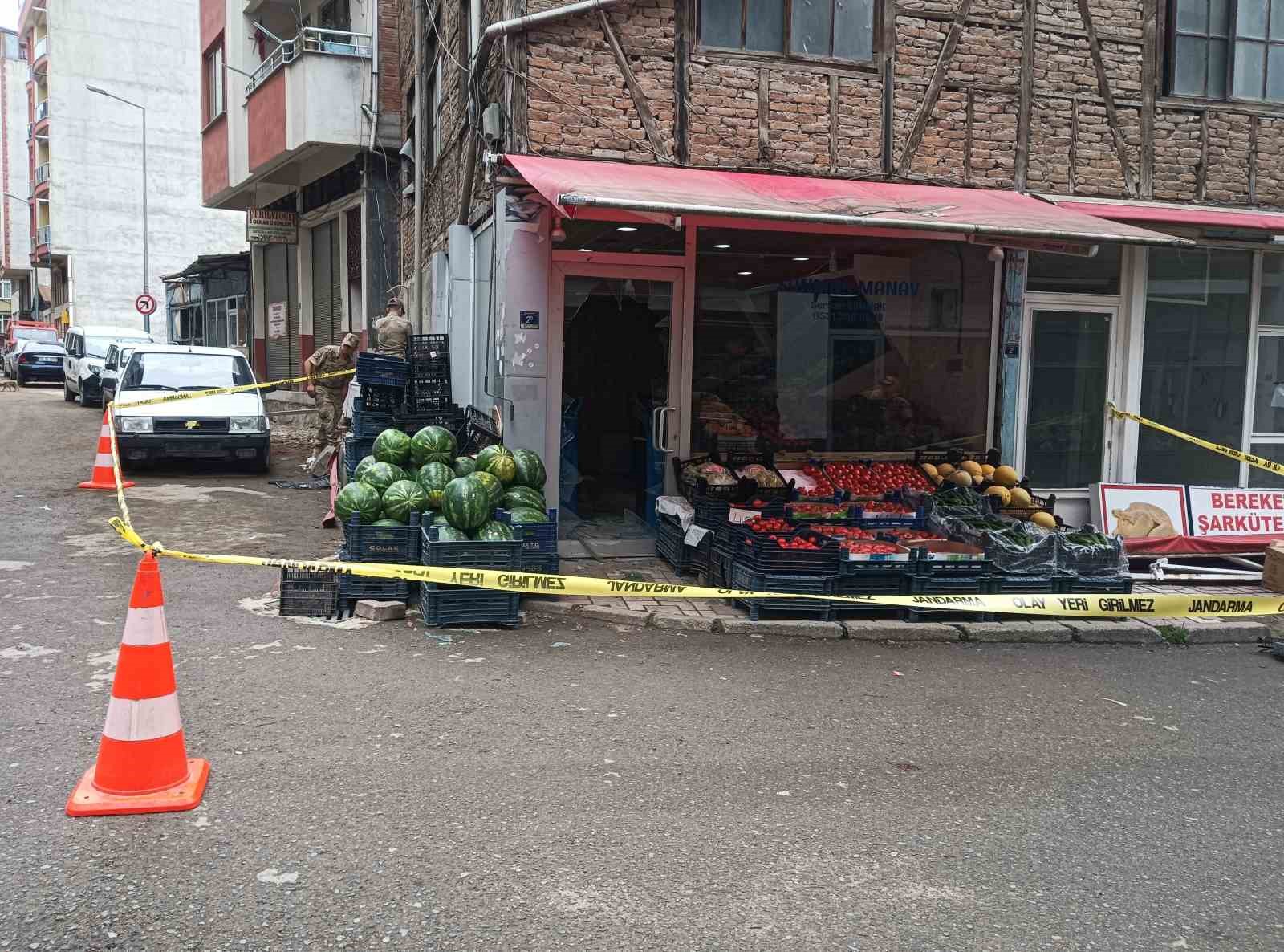 esi bicaklayarak oldurdu 1 kisiyi agir yaralandi 1 PDlaIwlk