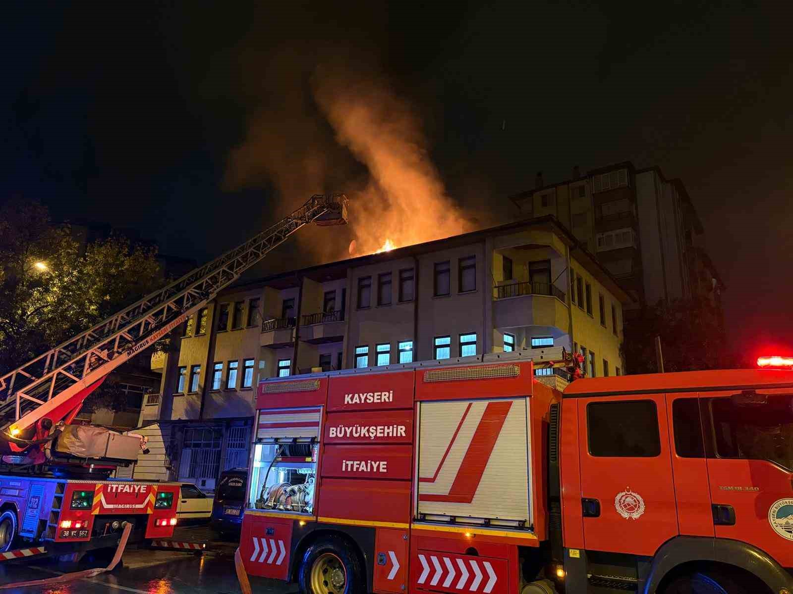 esi eve almayinca sinirlenip binanin catisini yakti 1 gozalti 4 sFpvRNVN