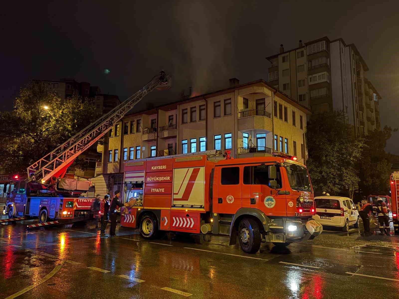 esi konuta almayinca sonlanip binanin catisini yakti 1 gozalti 1 InVrfBJd