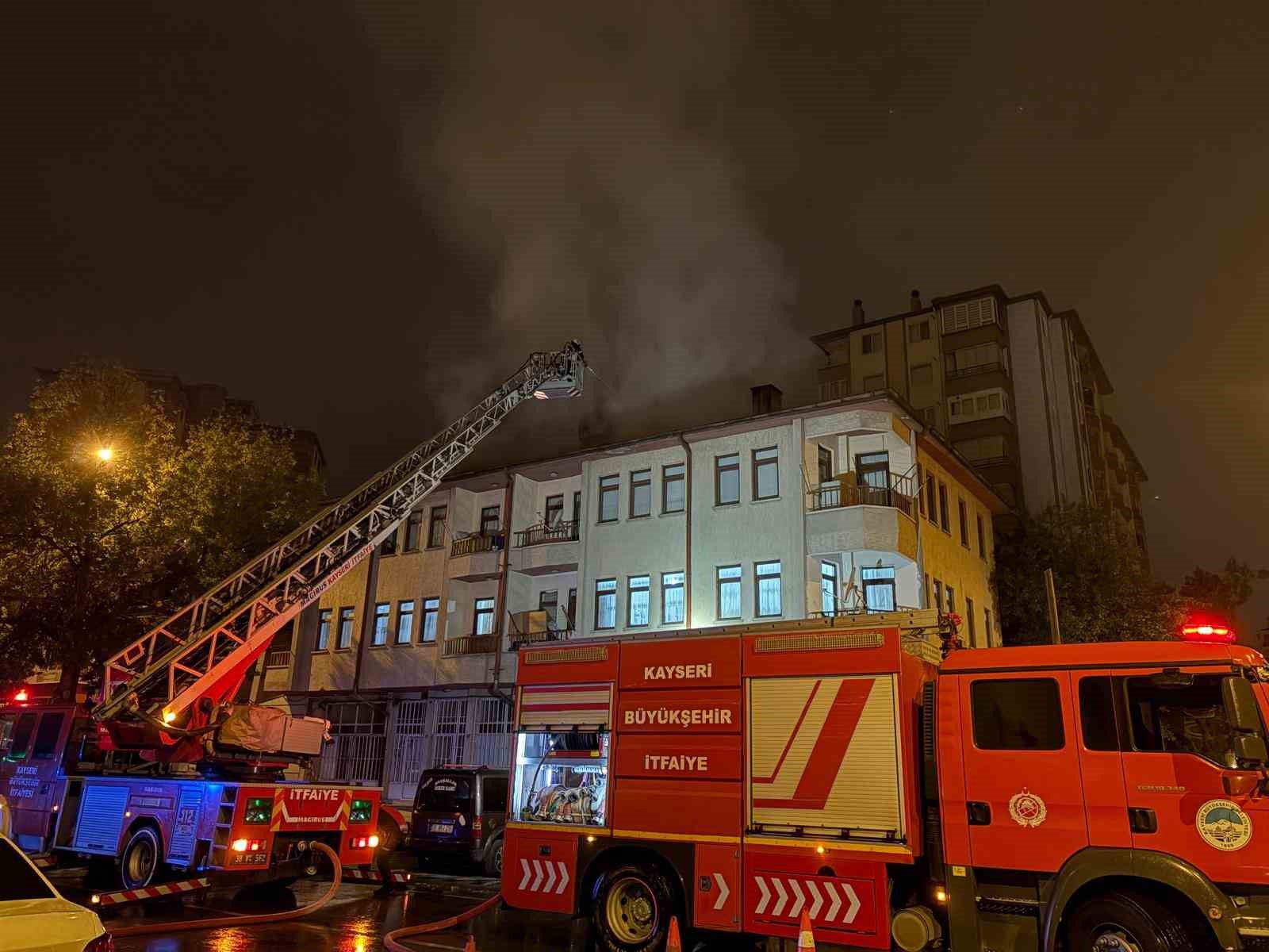 esi konuta almayinca sonlanip binanin catisini yakti 1 gozalti 2 QTsd5OiP