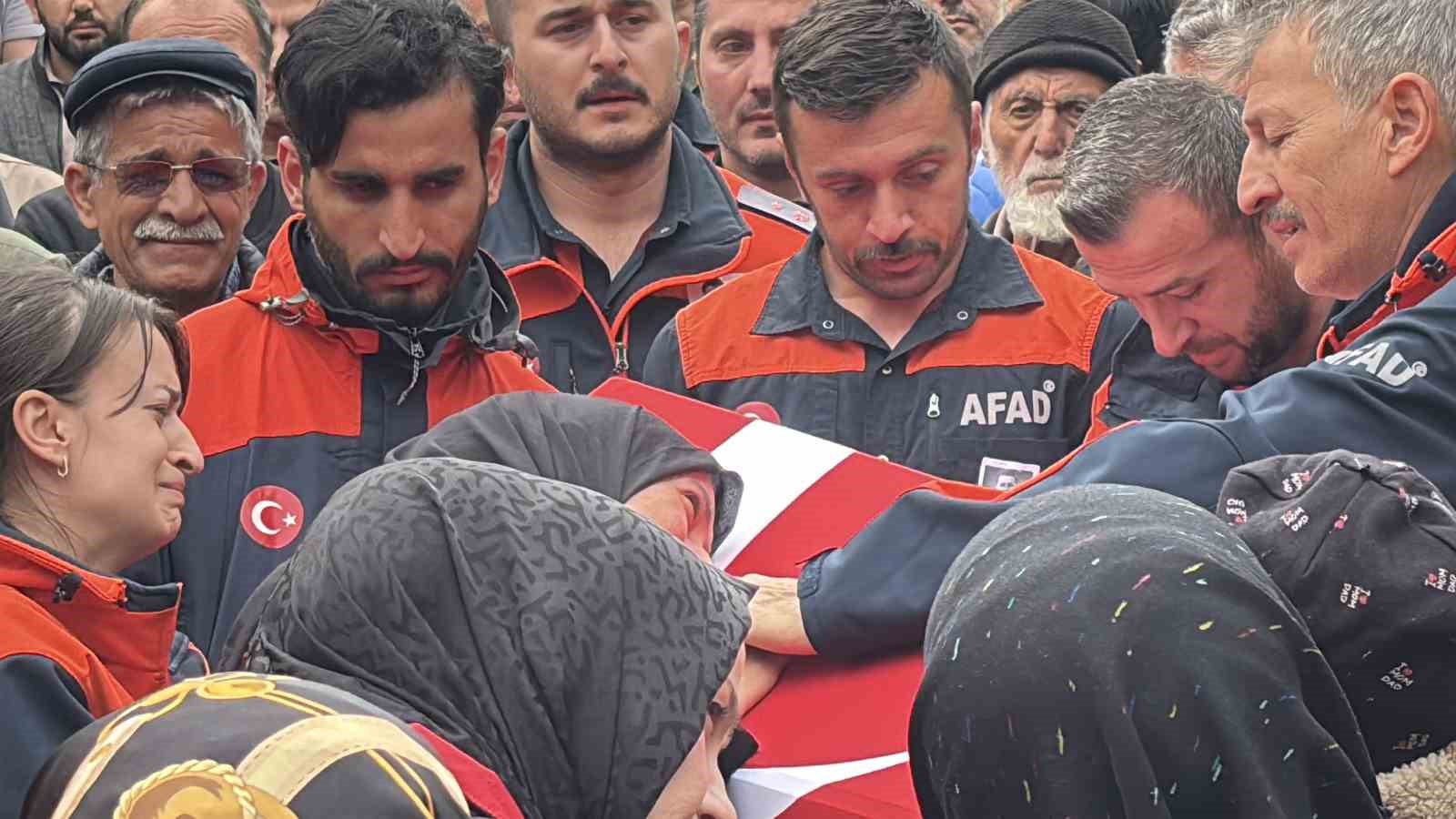 Eşi tabutuna son kez sarıldı, babası namazını kıldırdı: AFAD personeline hüzünlü veda 4 esi tabutuna son kez sarildi babasi namazini kildirdi afad personeline huzunlu veda 0 yNJCOMCI