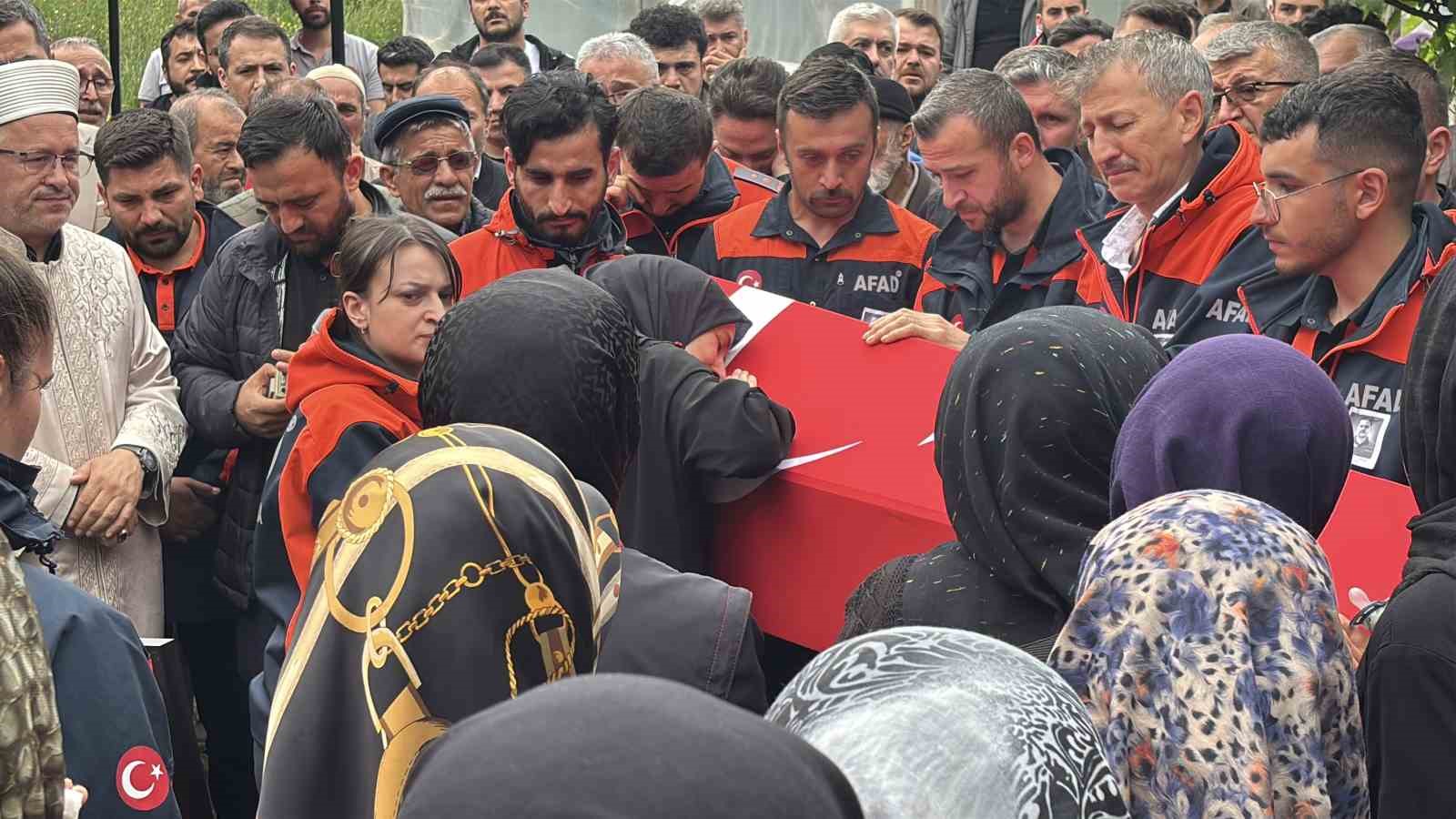 Eşi tabutuna son kez sarıldı, babası namazını kıldırdı: AFAD personeline hüzünlü veda 14 esi tabutuna son kez sarildi babasi namazini kildirdi afad personeline huzunlu veda 10 lwYFW2mn