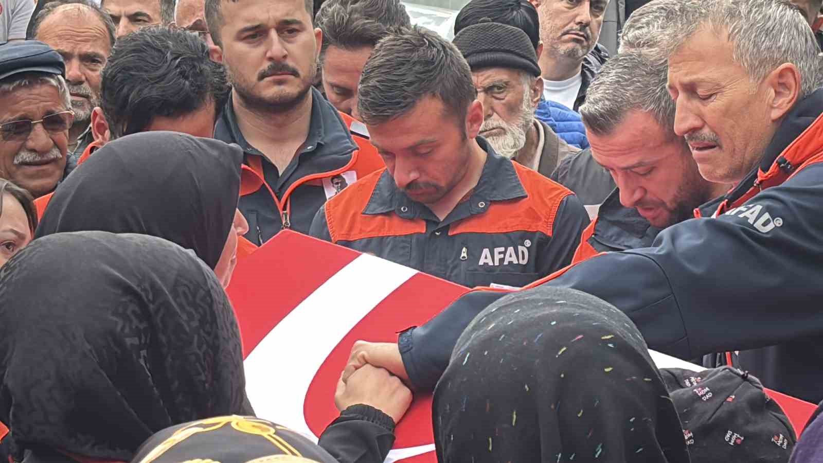 Eşi tabutuna son kez sarıldı, babası namazını kıldırdı: AFAD personeline hüzünlü veda 15 esi tabutuna son kez sarildi babasi namazini kildirdi afad personeline huzunlu veda 11 y2jRdVOg