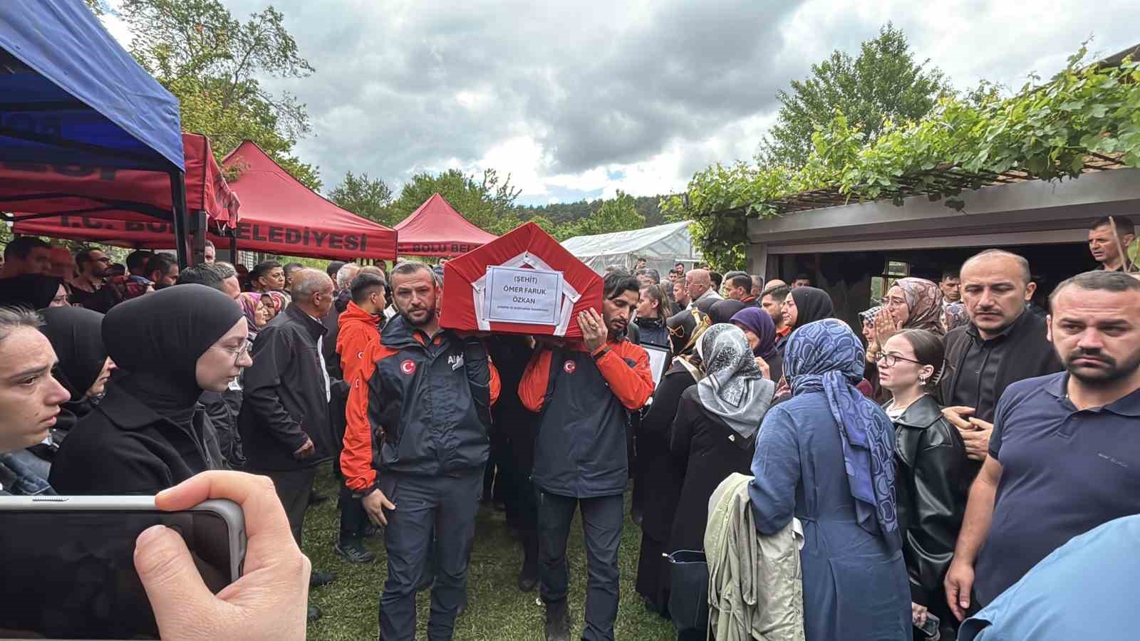 Eşi tabutuna son kez sarıldı, babası namazını kıldırdı: AFAD personeline hüzünlü veda 17 esi tabutuna son kez sarildi babasi namazini kildirdi afad personeline huzunlu veda 13 1RXwtbmc