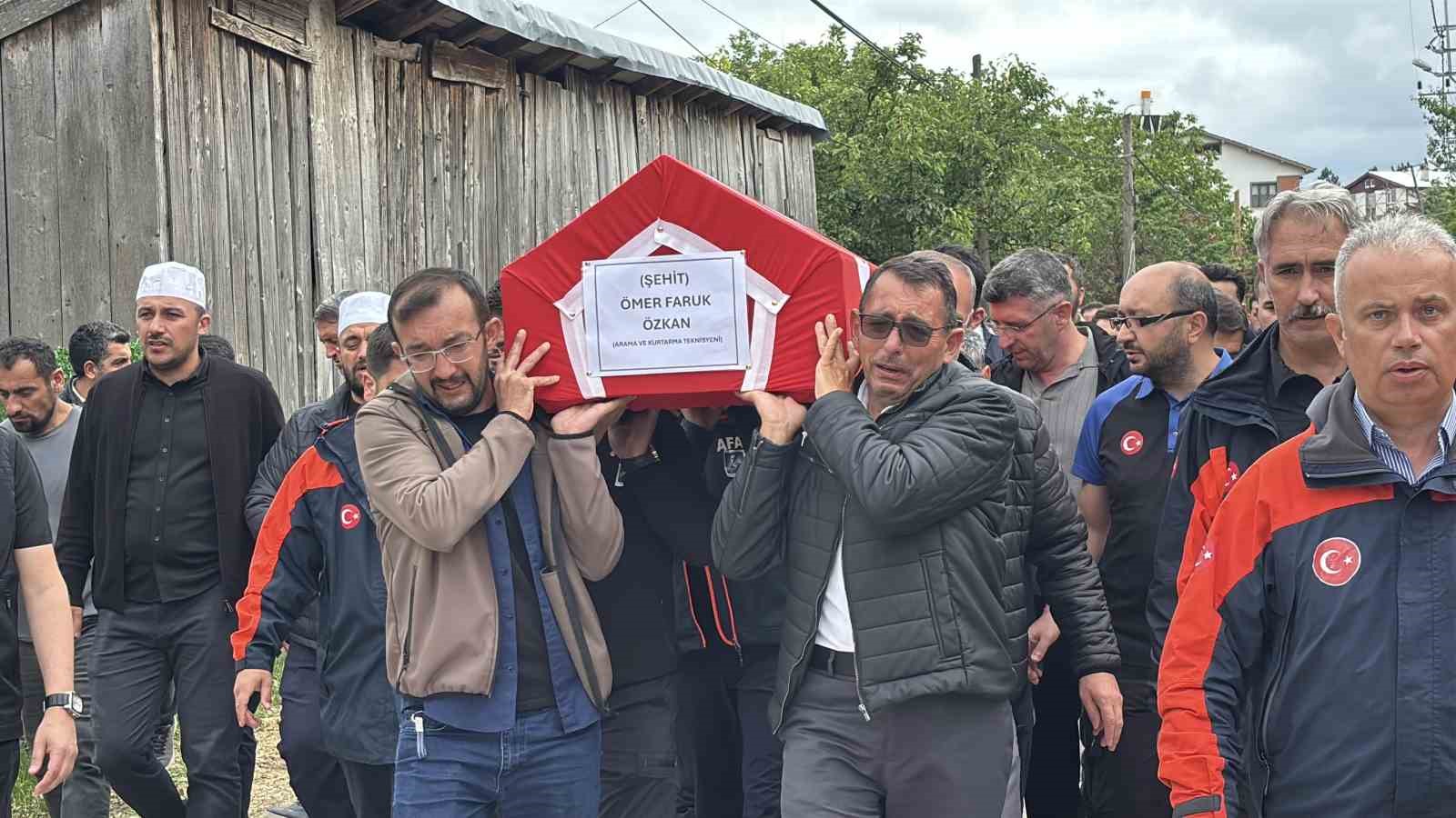 Eşi tabutuna son kez sarıldı, babası namazını kıldırdı: AFAD personeline hüzünlü veda 18 esi tabutuna son kez sarildi babasi namazini kildirdi afad personeline huzunlu veda 14 aXpQB3jt