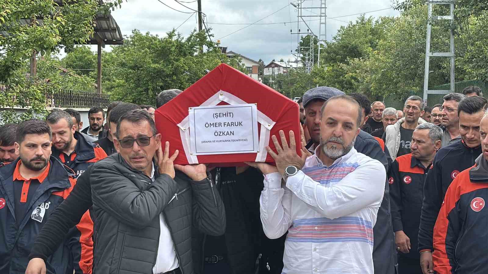 Eşi tabutuna son kez sarıldı, babası namazını kıldırdı: AFAD personeline hüzünlü veda 19 esi tabutuna son kez sarildi babasi namazini kildirdi afad personeline huzunlu veda 15 a3ll8SQg