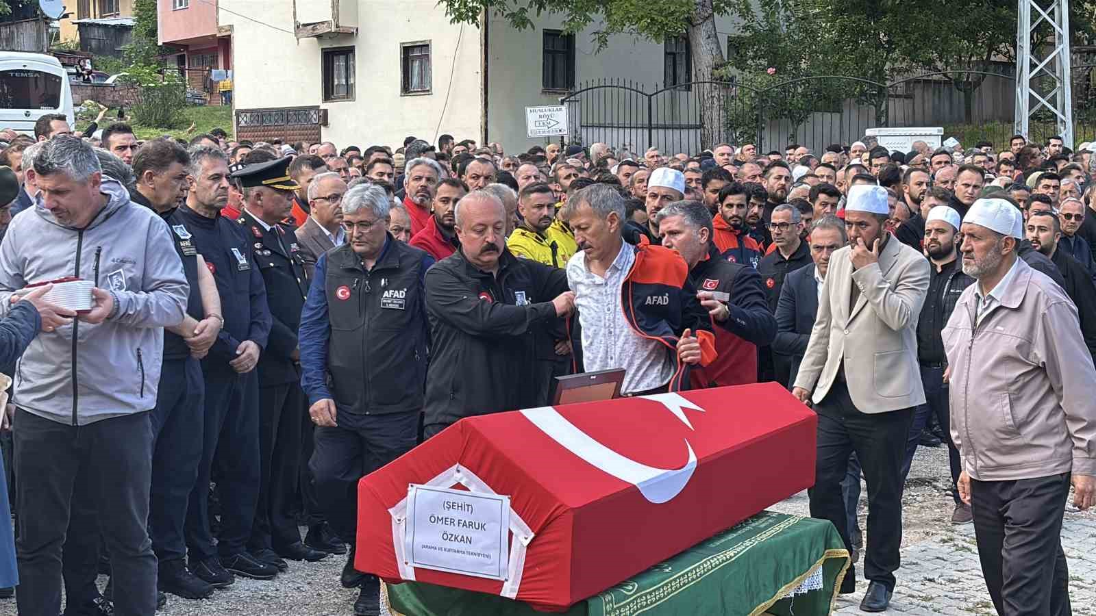 Eşi tabutuna son kez sarıldı, babası namazını kıldırdı: AFAD personeline hüzünlü veda 20 esi tabutuna son kez sarildi babasi namazini kildirdi afad personeline huzunlu veda 16 8Owl8eU8