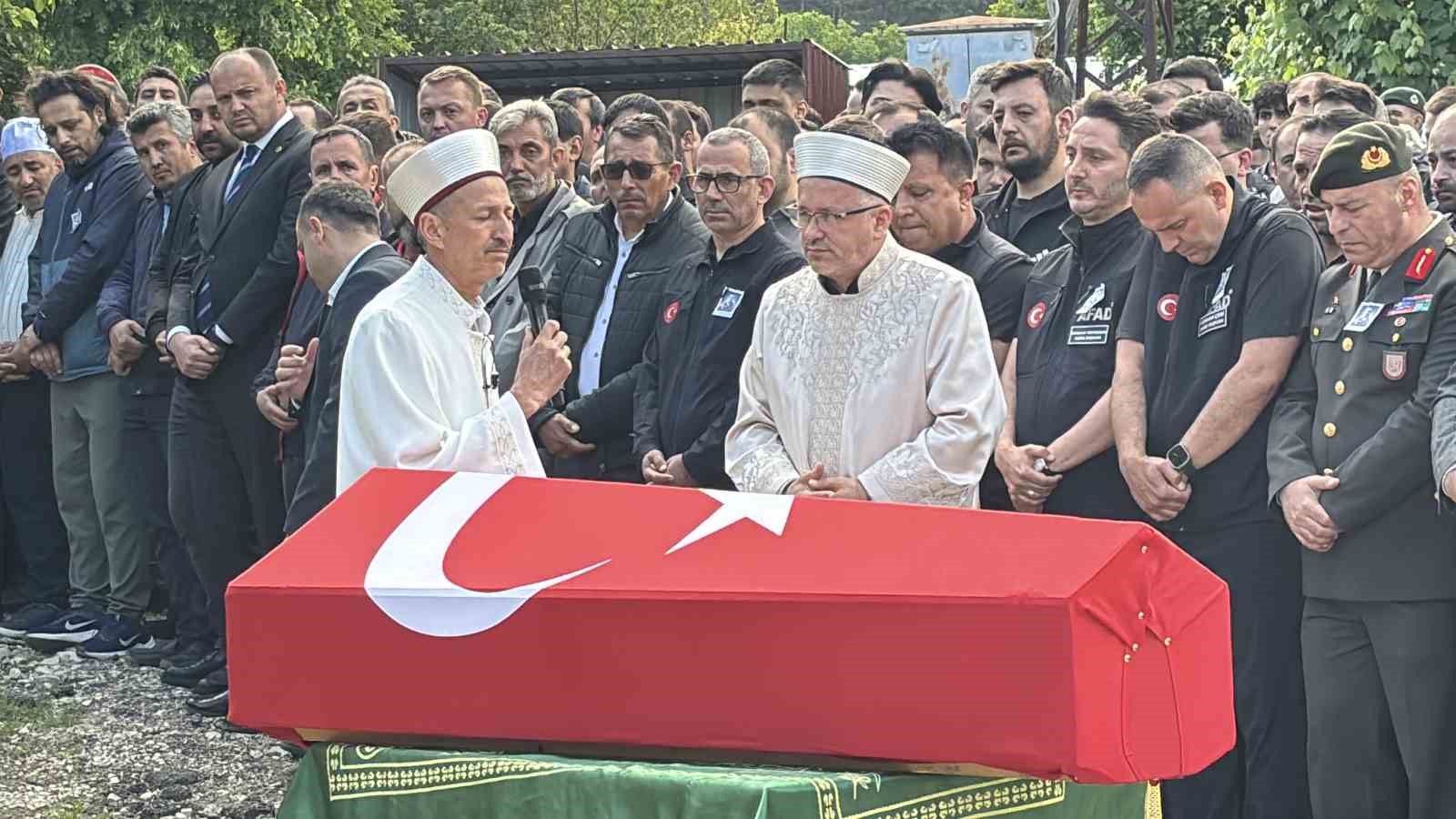 Eşi tabutuna son kez sarıldı, babası namazını kıldırdı: AFAD personeline hüzünlü veda 21 esi tabutuna son kez sarildi babasi namazini kildirdi afad personeline huzunlu veda 17