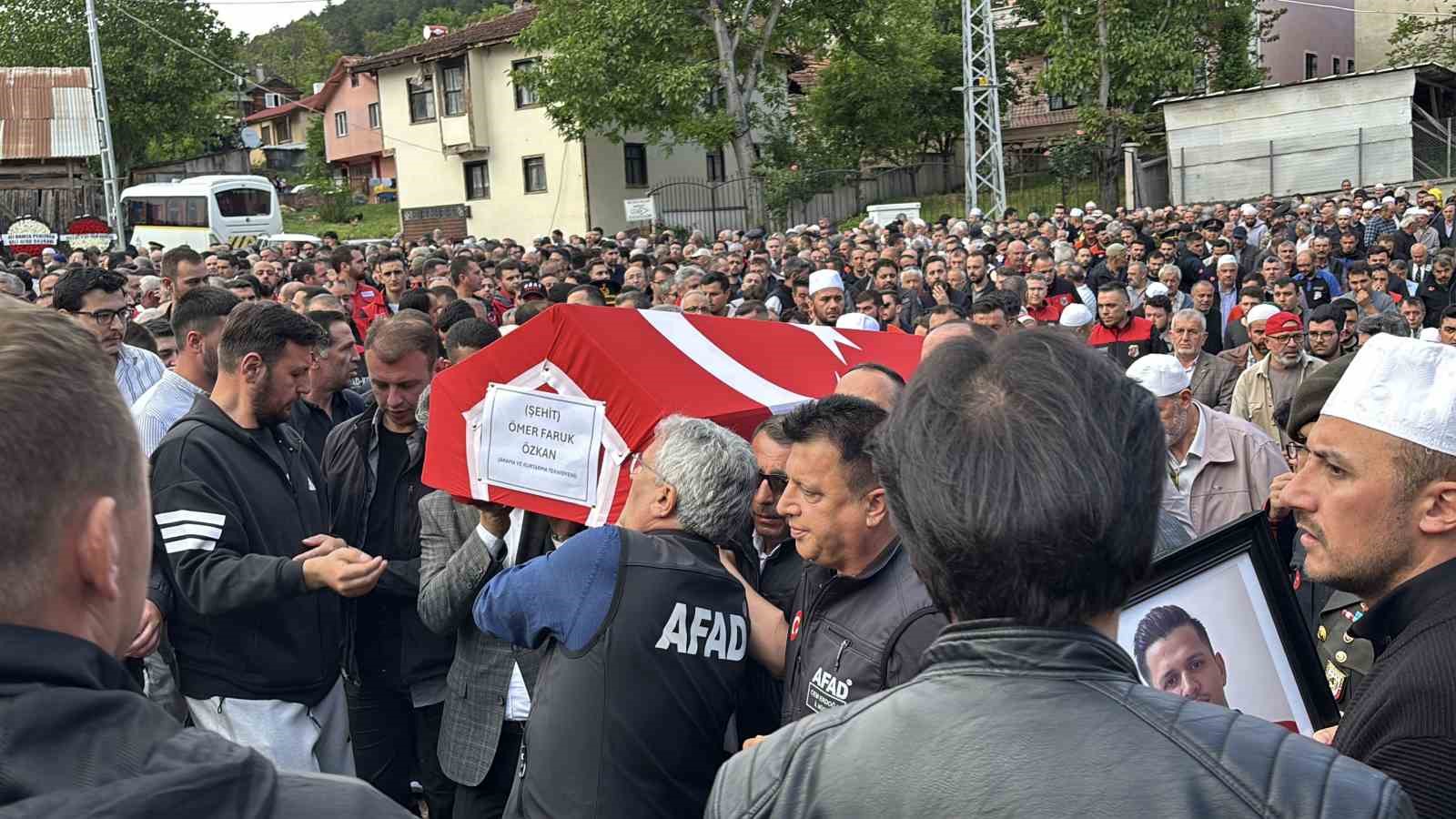 Eşi tabutuna son kez sarıldı, babası namazını kıldırdı: AFAD personeline hüzünlü veda 22 esi tabutuna son kez sarildi babasi namazini kildirdi afad personeline huzunlu veda 18 ldhY4nY4