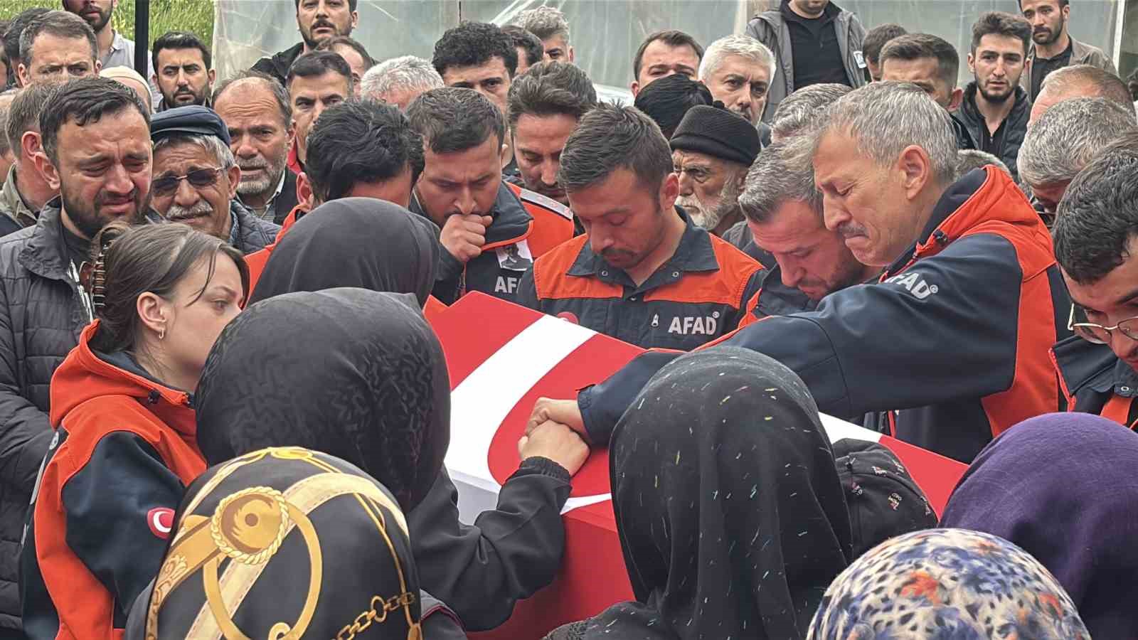 Eşi tabutuna son kez sarıldı, babası namazını kıldırdı: AFAD personeline hüzünlü veda 6 esi tabutuna son kez sarildi babasi namazini kildirdi afad personeline huzunlu veda 2 nRhISJzK