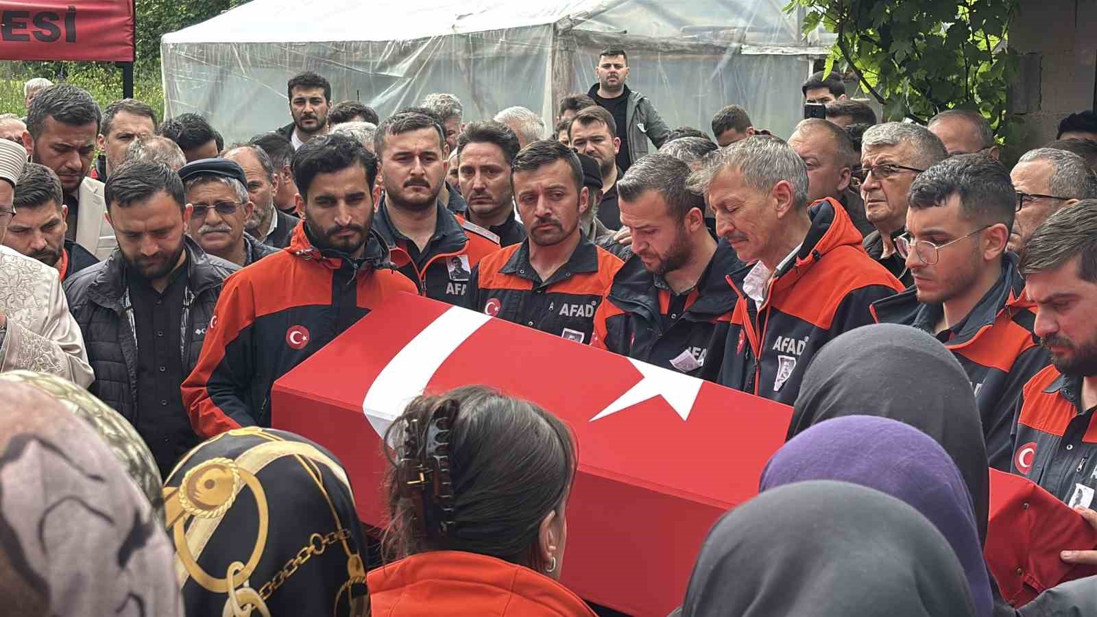 Eşi tabutuna son kez sarıldı, babası namazını kıldırdı: AFAD personeline hüzünlü veda 7 esi tabutuna son kez sarildi babasi namazini kildirdi afad personeline huzunlu veda 3