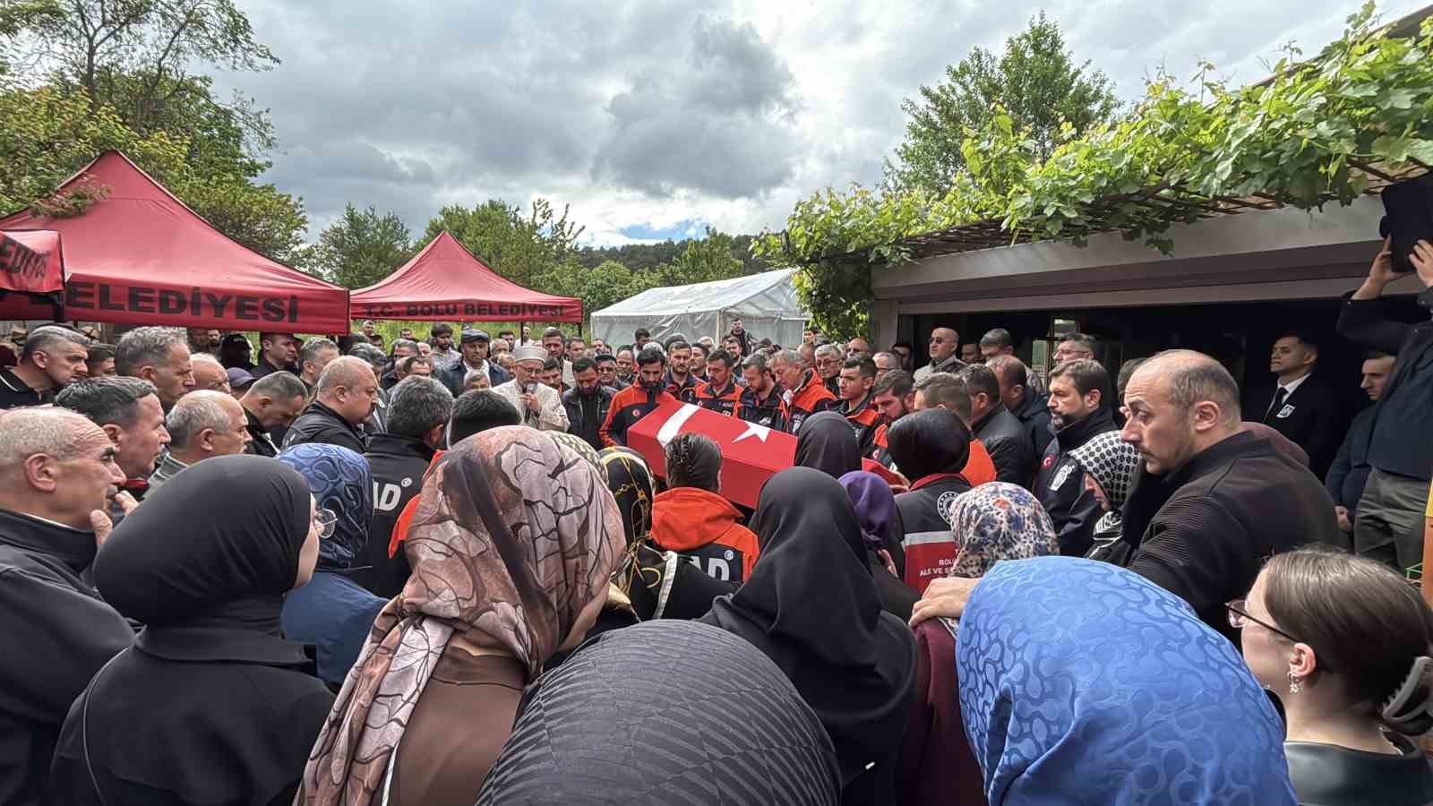 Eşi tabutuna son kez sarıldı, babası namazını kıldırdı: AFAD personeline hüzünlü veda 8 esi tabutuna son kez sarildi babasi namazini kildirdi afad personeline huzunlu veda 4 VCZXtMX4