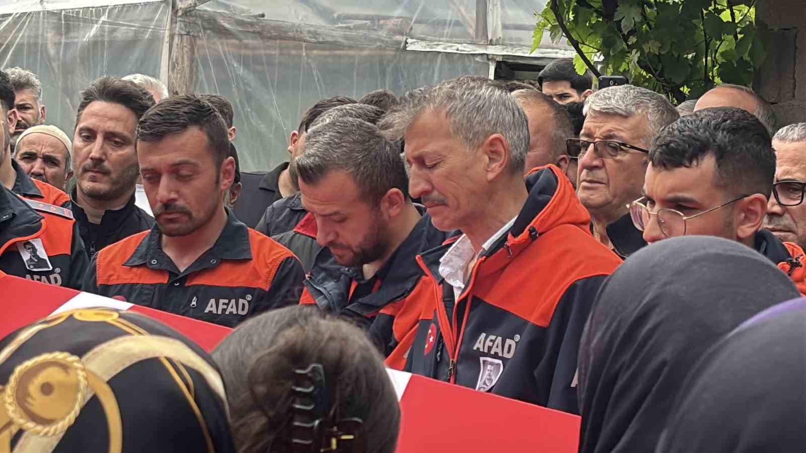 Eşi tabutuna son kez sarıldı, babası namazını kıldırdı: AFAD personeline hüzünlü veda 9 esi tabutuna son kez sarildi babasi namazini kildirdi afad personeline huzunlu veda 5