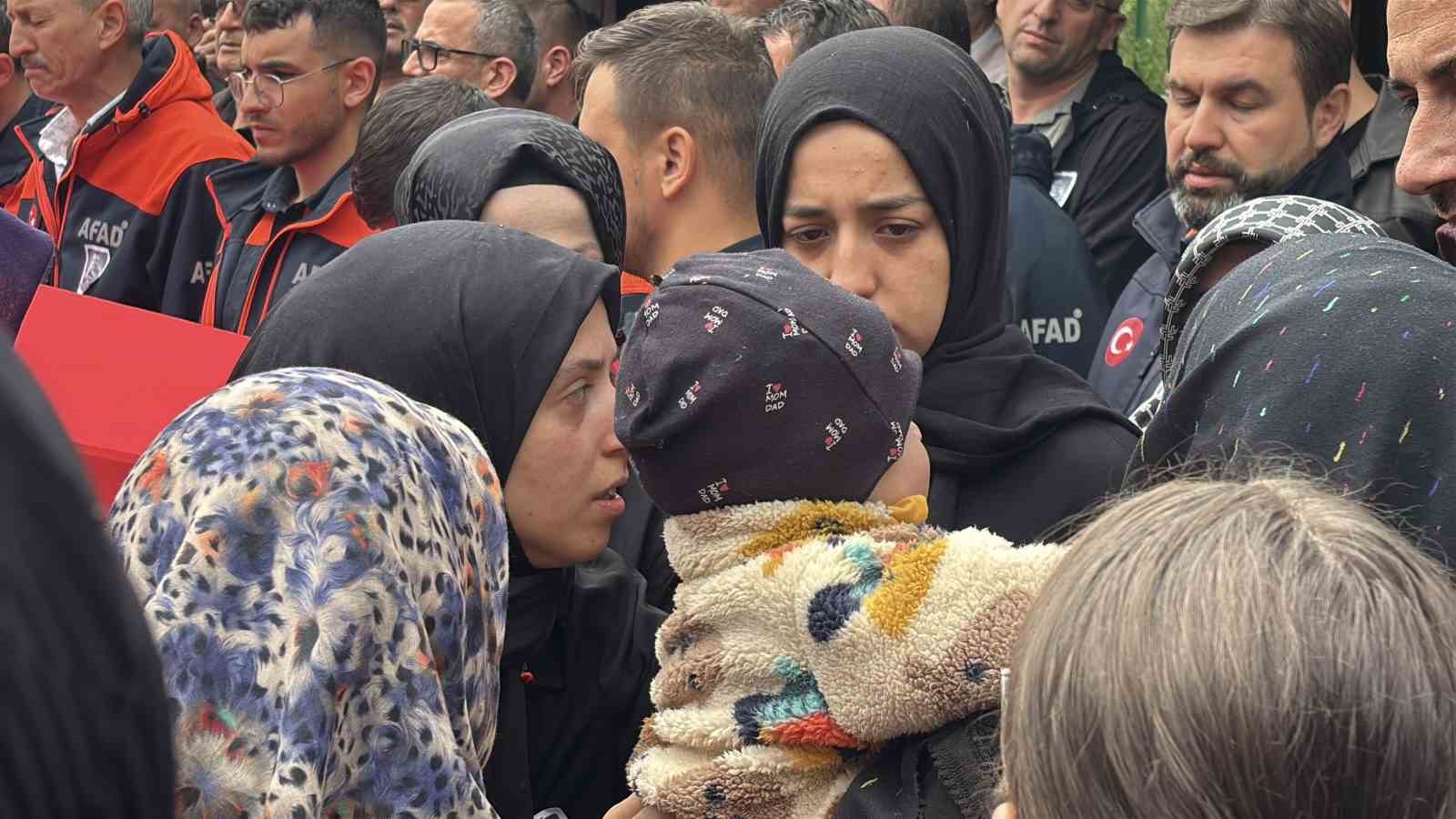Eşi tabutuna son kez sarıldı, babası namazını kıldırdı: AFAD personeline hüzünlü veda 10 esi tabutuna son kez sarildi babasi namazini kildirdi afad personeline huzunlu veda 6