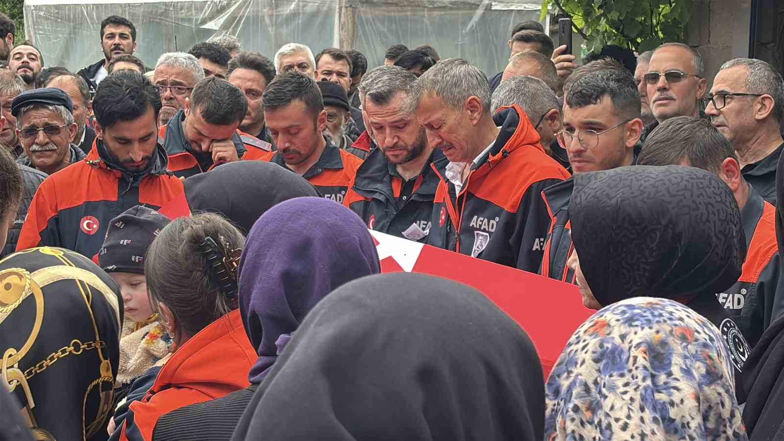 Eşi tabutuna son kez sarıldı, babası namazını kıldırdı: AFAD personeline hüzünlü veda 11 esi tabutuna son kez sarildi babasi namazini kildirdi afad personeline huzunlu veda 7 Qd1i4RVe