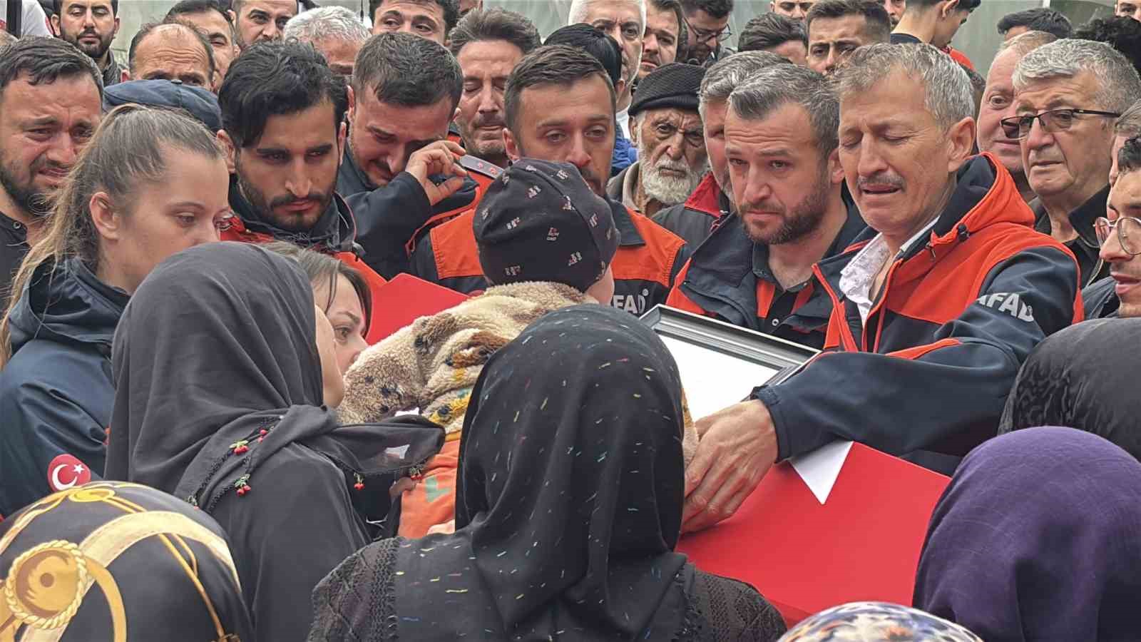 Eşi tabutuna son kez sarıldı, babası namazını kıldırdı: AFAD personeline hüzünlü veda 12 esi tabutuna son kez sarildi babasi namazini kildirdi afad personeline huzunlu veda 8 i59D8R6q