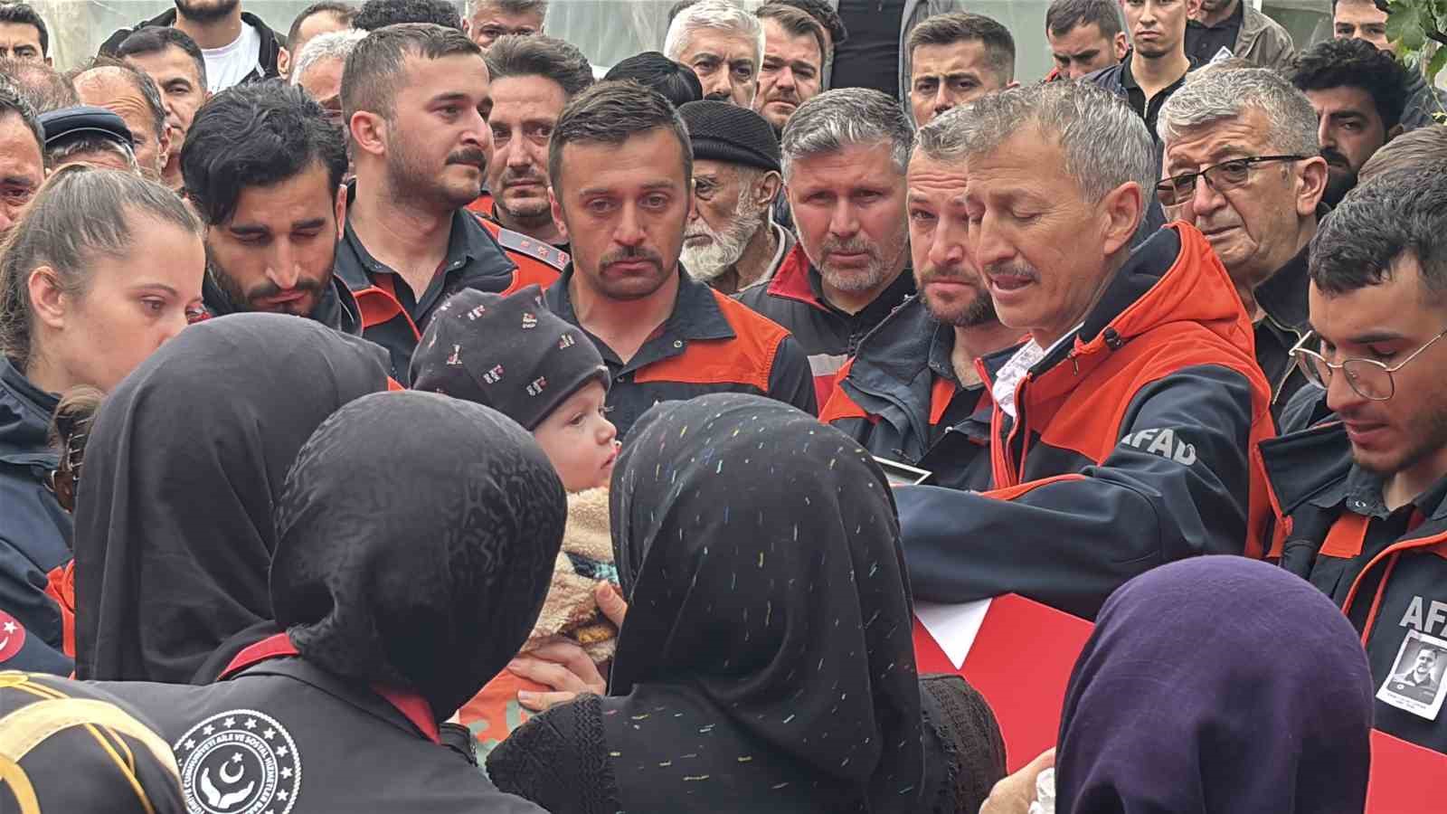 Eşi tabutuna son kez sarıldı, babası namazını kıldırdı: AFAD personeline hüzünlü veda 13 esi tabutuna son kez sarildi babasi namazini kildirdi afad personeline huzunlu veda 9 ByPUhT9N