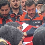 esi-tabutuna-son-kez-sarildi-babasi-namazini-kildirdi-afad-personeline-huzunlu-veda-Q2UsXQWW.jpg