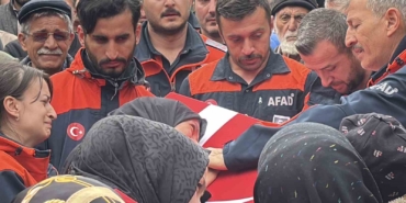 esi-tabutuna-son-kez-sarildi-babasi-namazini-kildirdi-afad-personeline-huzunlu-veda-Q2UsXQWW.jpg