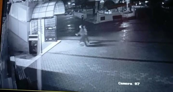esi tarafindan darp edilen kadin cocugu ile birlikte camiye boyle sigindi 1 FJ1C3l3y