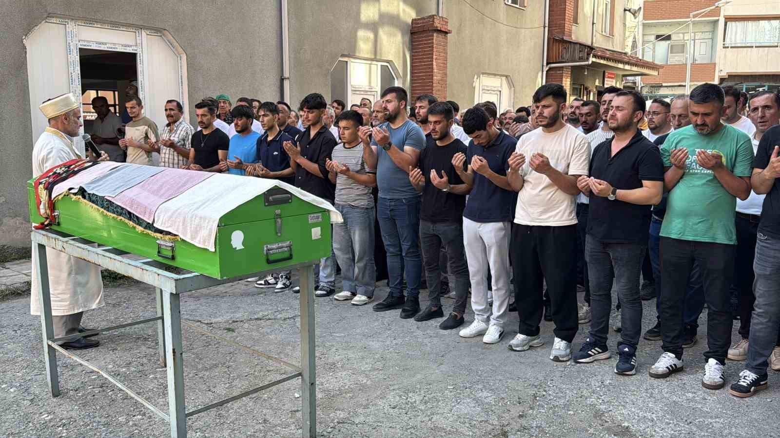 Eşi tarafından öldürülen 3 çocuk annesi kadın toprağa verildi 4 esi tarafindan oldurulen 3 cocuk annesi kadin topraga verildi 0 rFBSmMOg