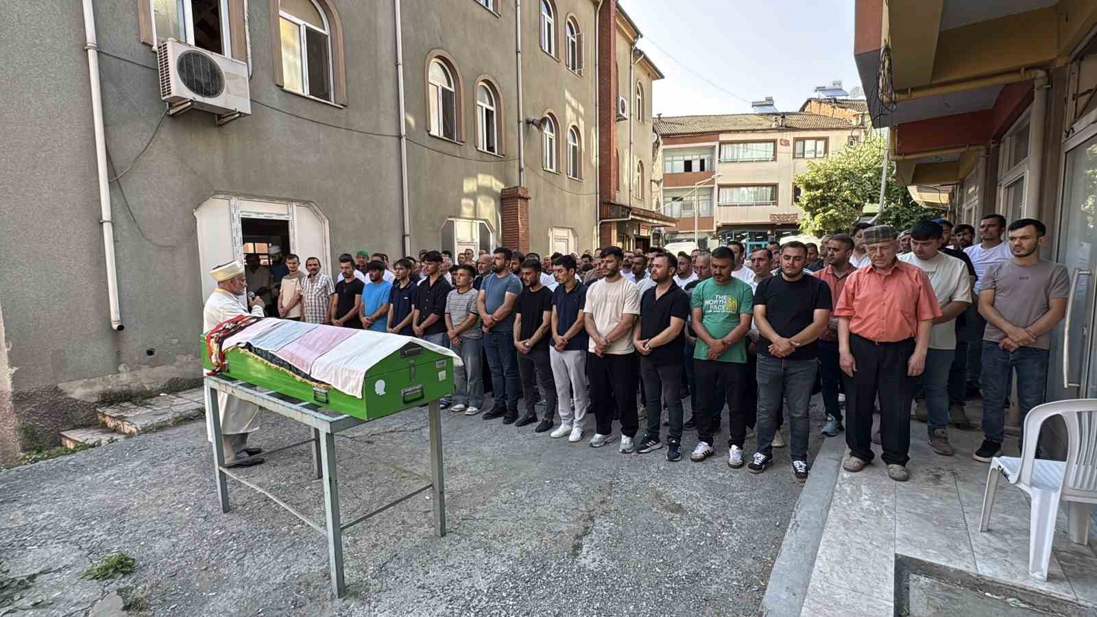 Eşi tarafından öldürülen 3 çocuk annesi kadın toprağa verildi 5 esi tarafindan oldurulen 3 cocuk annesi kadin topraga verildi 1 9kgSB2jC