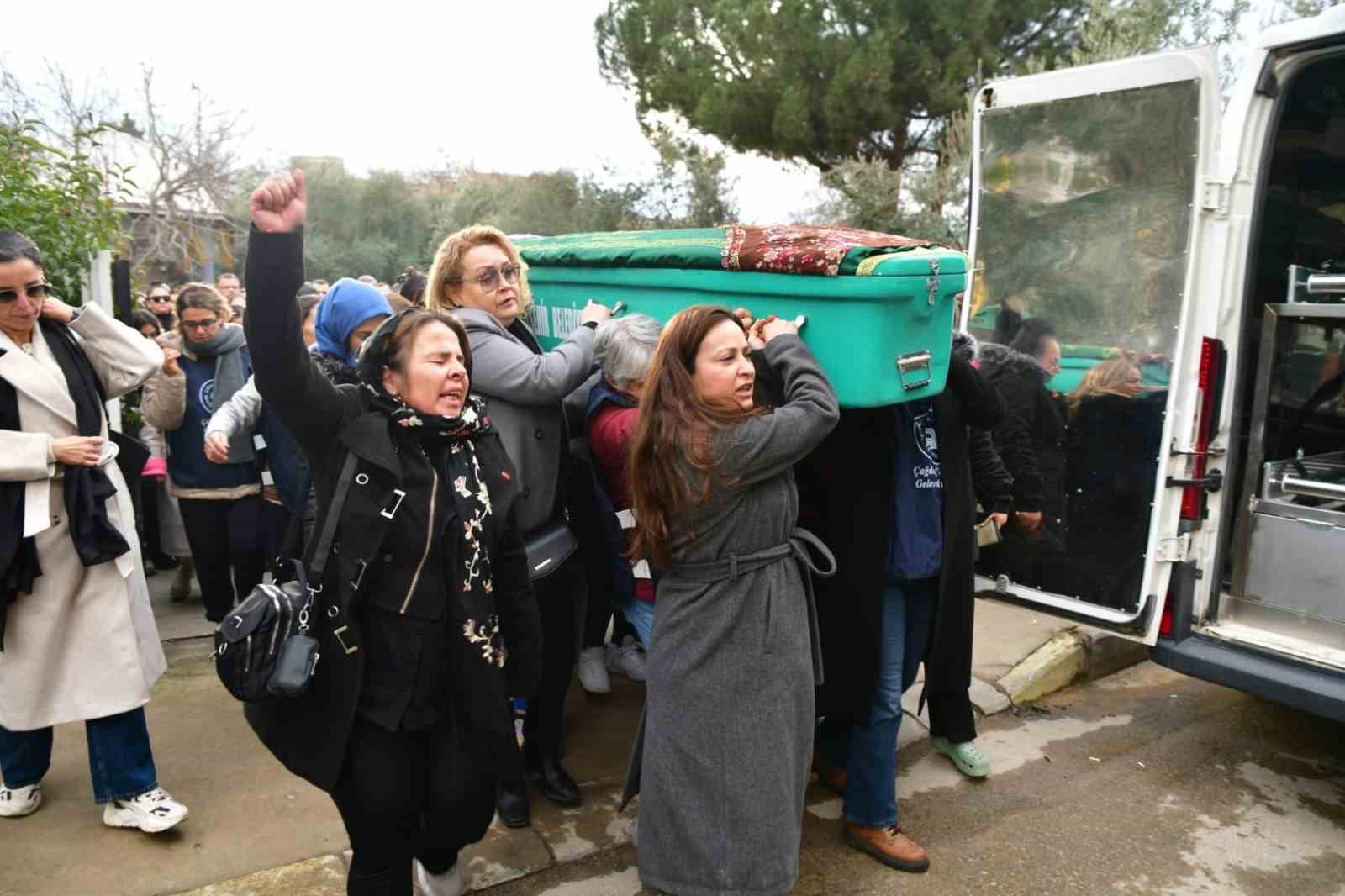 esi tarafindan oldurulen kadinin tabutunu kadinlar tasidi 3 GuFs3nnw