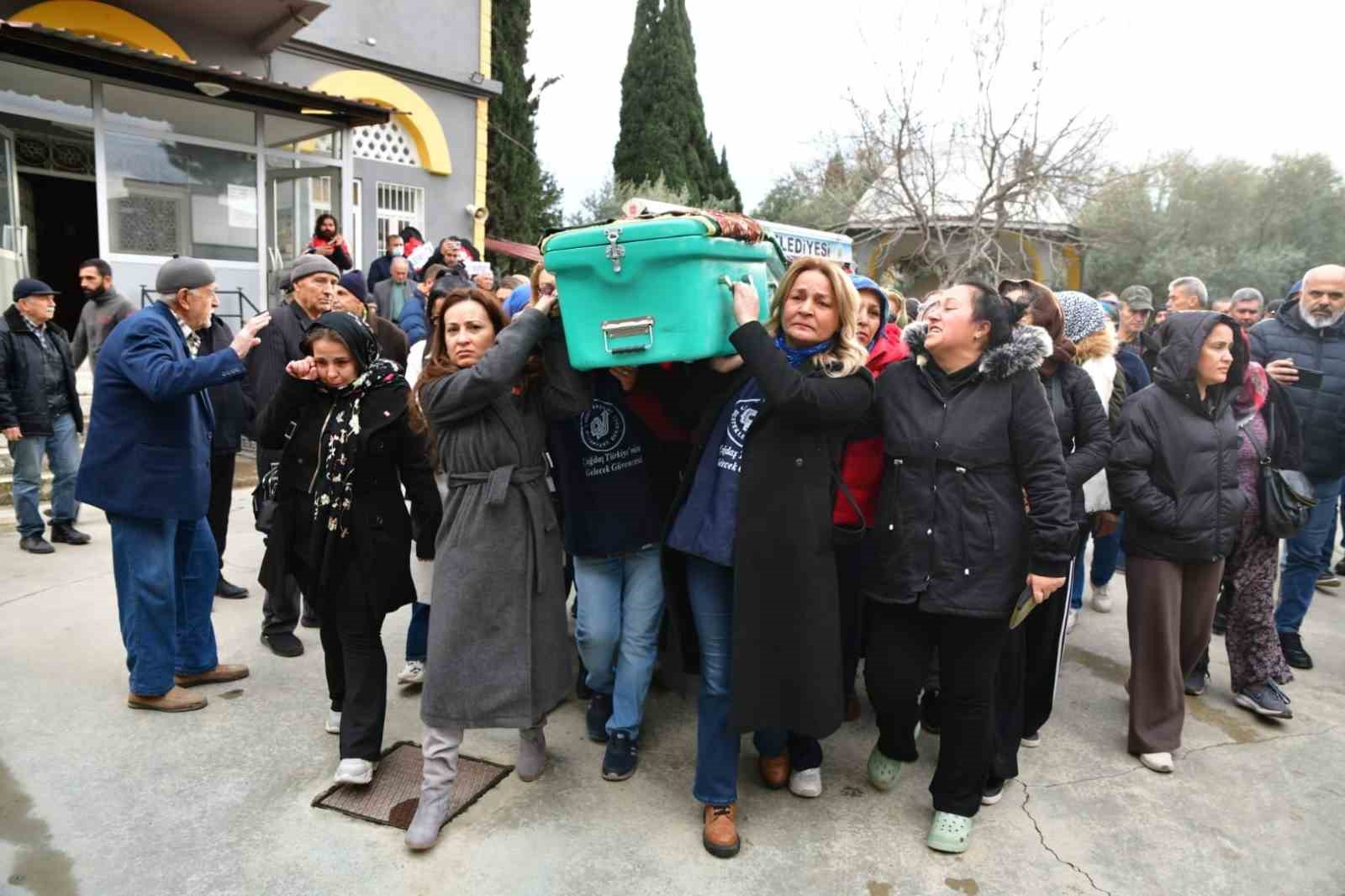 esi tarafindan oldurulen kadinin tabutunu kadinlar tasidi 5 kqGnWHYb