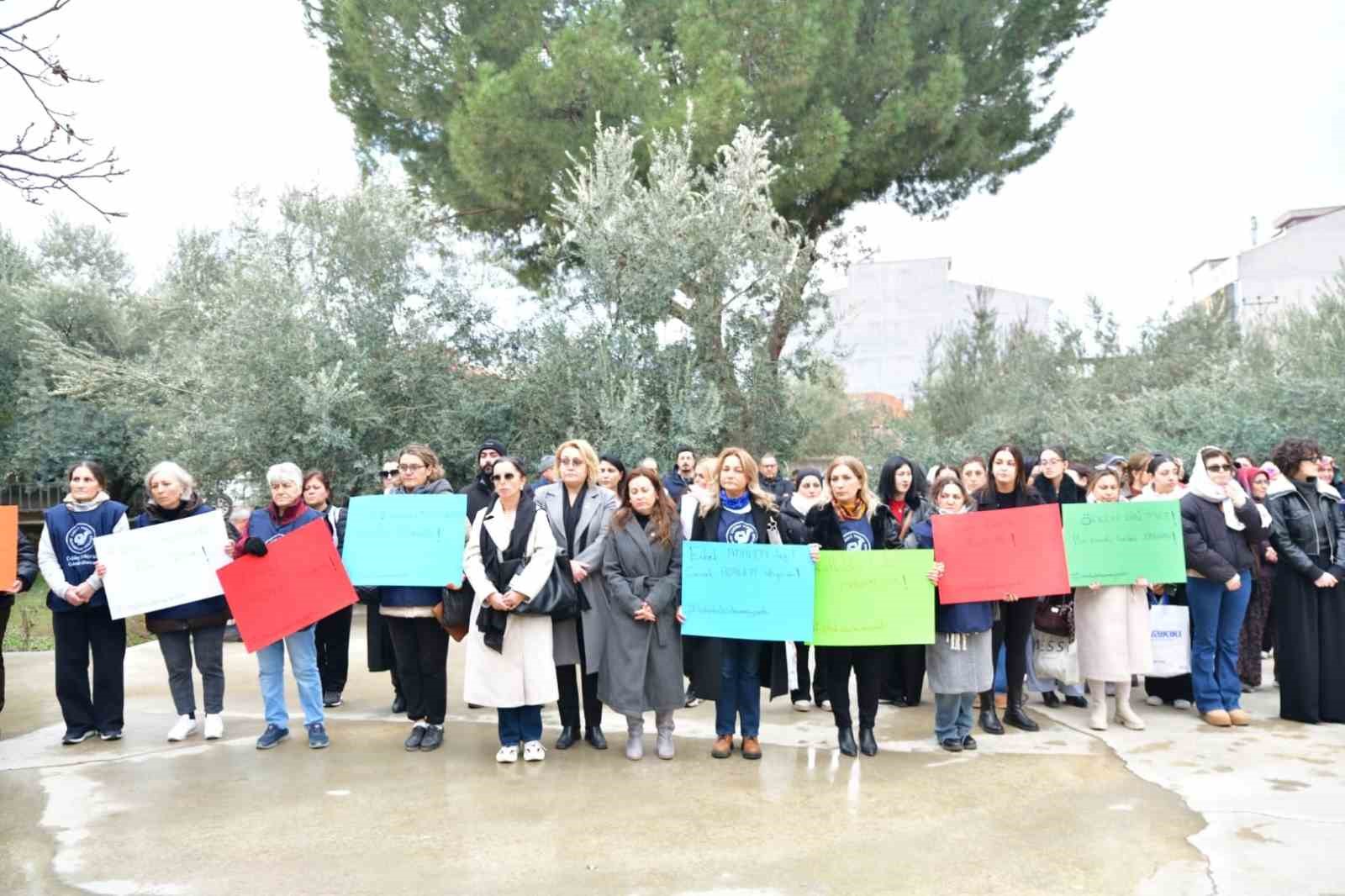 esi tarafindan oldurulen kadinin tabutunu kadinlar tasidi 6