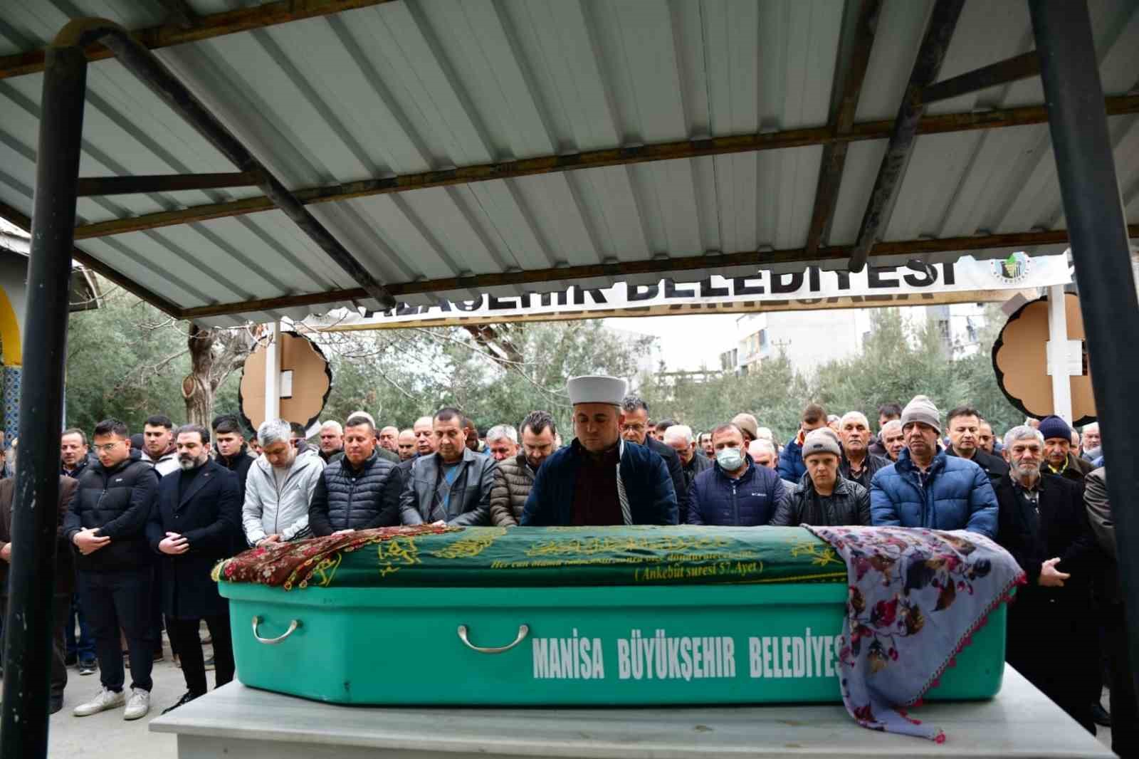 esi tarafindan oldurulen kadinin tabutunu kadinlar tasidi 8