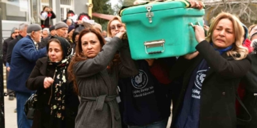 esi-tarafindan-oldurulen-kadinin-tabutunu-kadinlar-tasidi-NliciCpZ.jpg