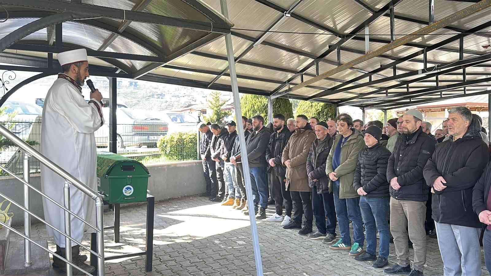 Eşi tarafından vurularak öldürülen kadın son yolculuğuna uğurlandı 4 esi tarafindan vurularak oldurulen kadin son yolculuguna ugurlandi 0