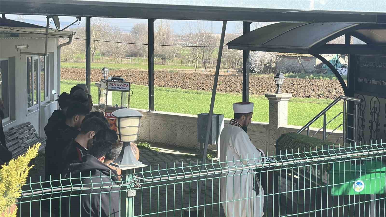 Eşi tarafından vurularak öldürülen kadın son yolculuğuna uğurlandı 5 esi tarafindan vurularak oldurulen kadin son yolculuguna ugurlandi 1 uSJ5uvu7