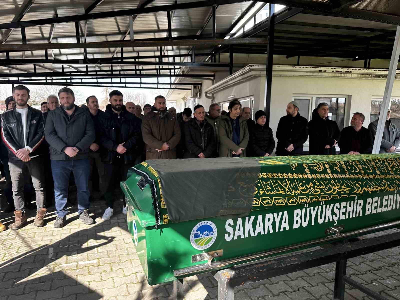 Eşi tarafından vurularak öldürülen kadın son yolculuğuna uğurlandı 6 esi tarafindan vurularak oldurulen kadin son yolculuguna ugurlandi 2