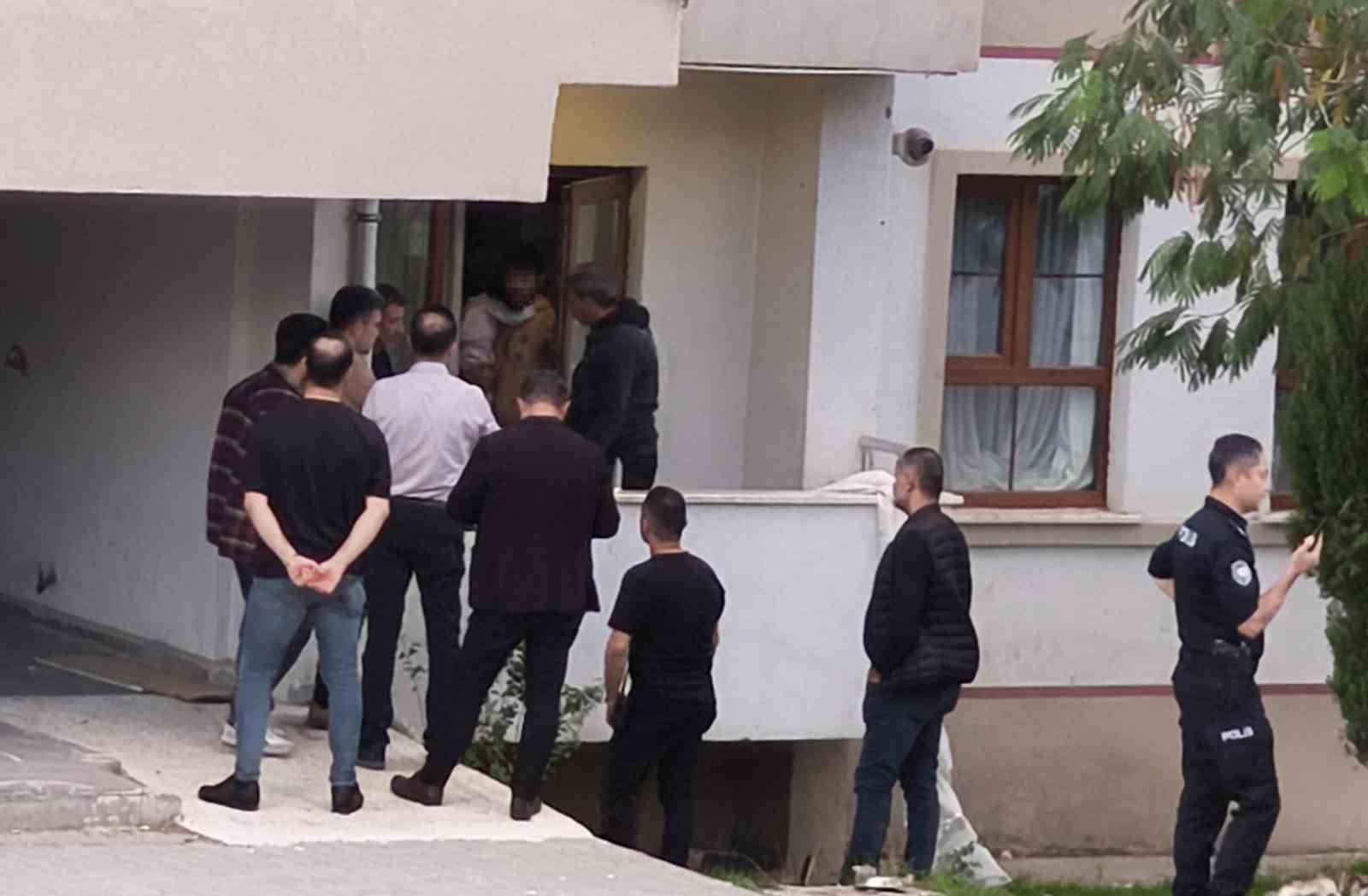 esi ve kizini yaralayip rehin alan adam 6 saat sonra kacmaya calisirken yakalandi 1 JDcctH6L