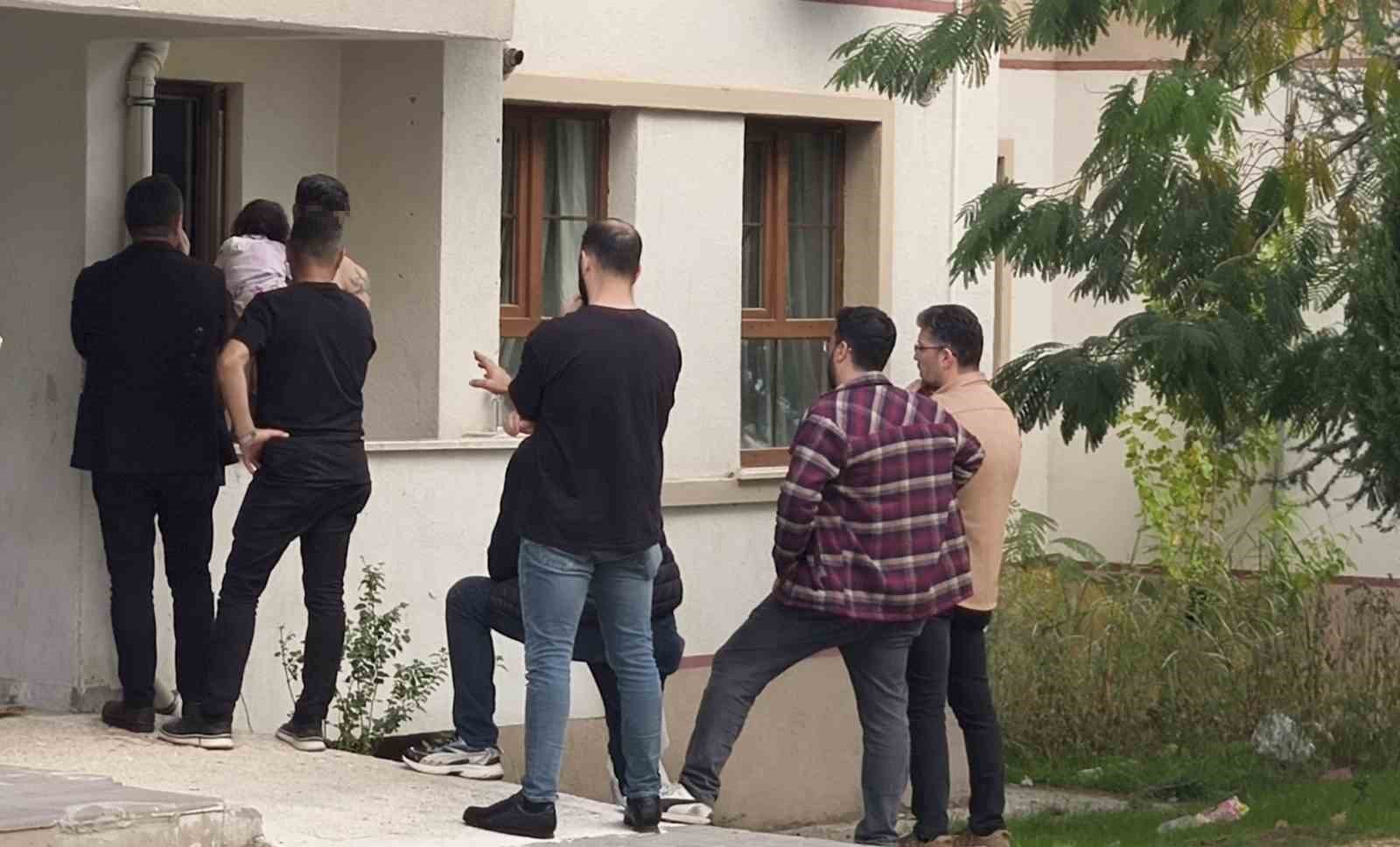 esi ve kizini yaralayip rehin alan adam 6 saat sonra kacmaya calisirken yakalandi 2 FB67nivE