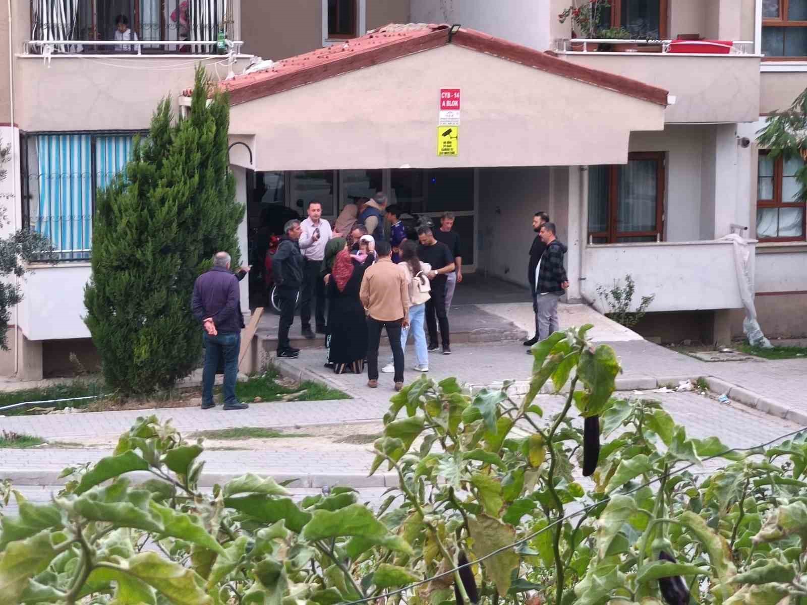 esi ve kizini yaralayip rehin alan adam 6 saat sonra kacmaya calisirken yakalandi 6 eB5r9bz5